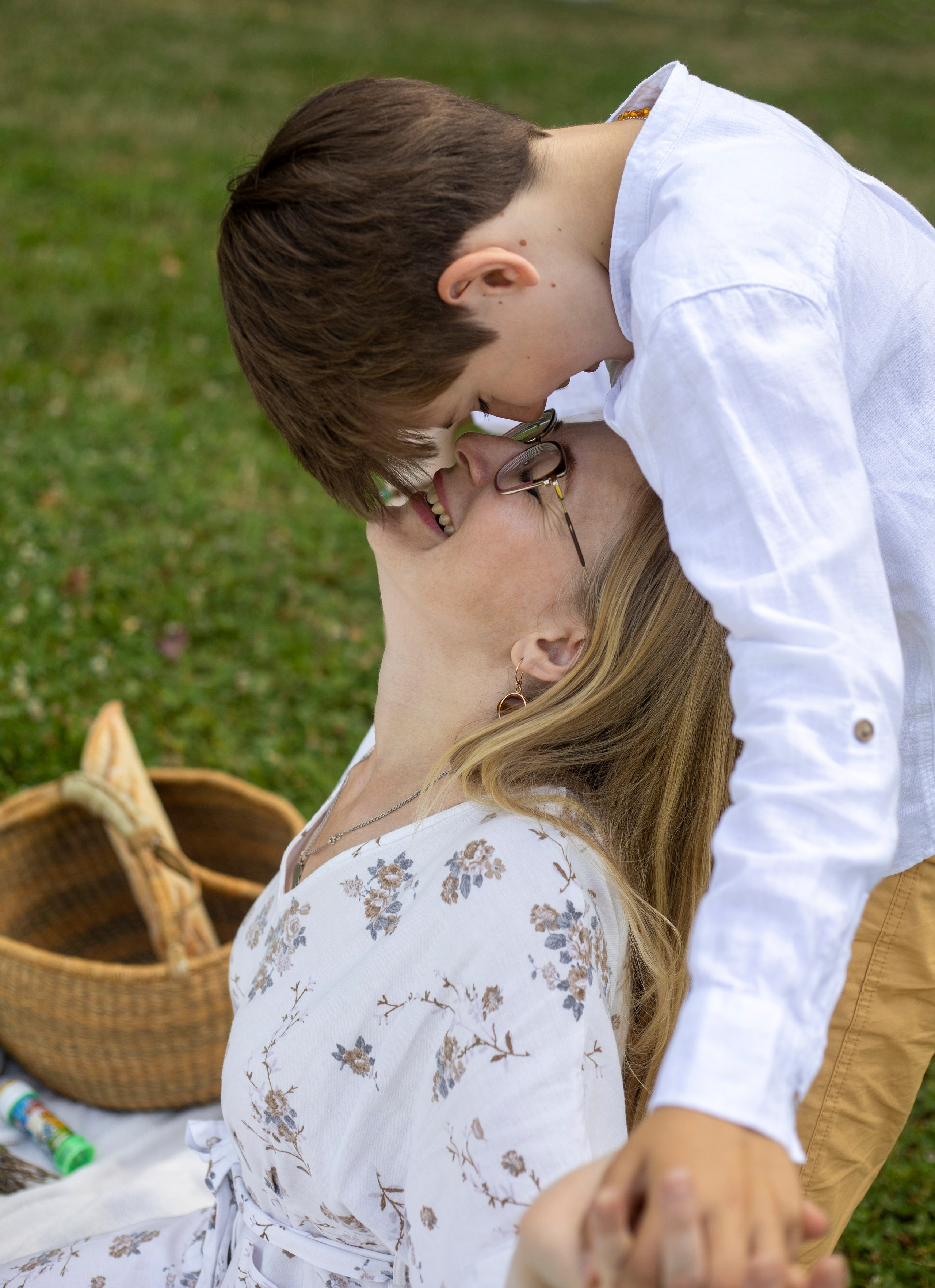 Maman et fils – moments chaleureux partagés. Photographe et graphiste Anastasiia LITVIN - Besançon, France
