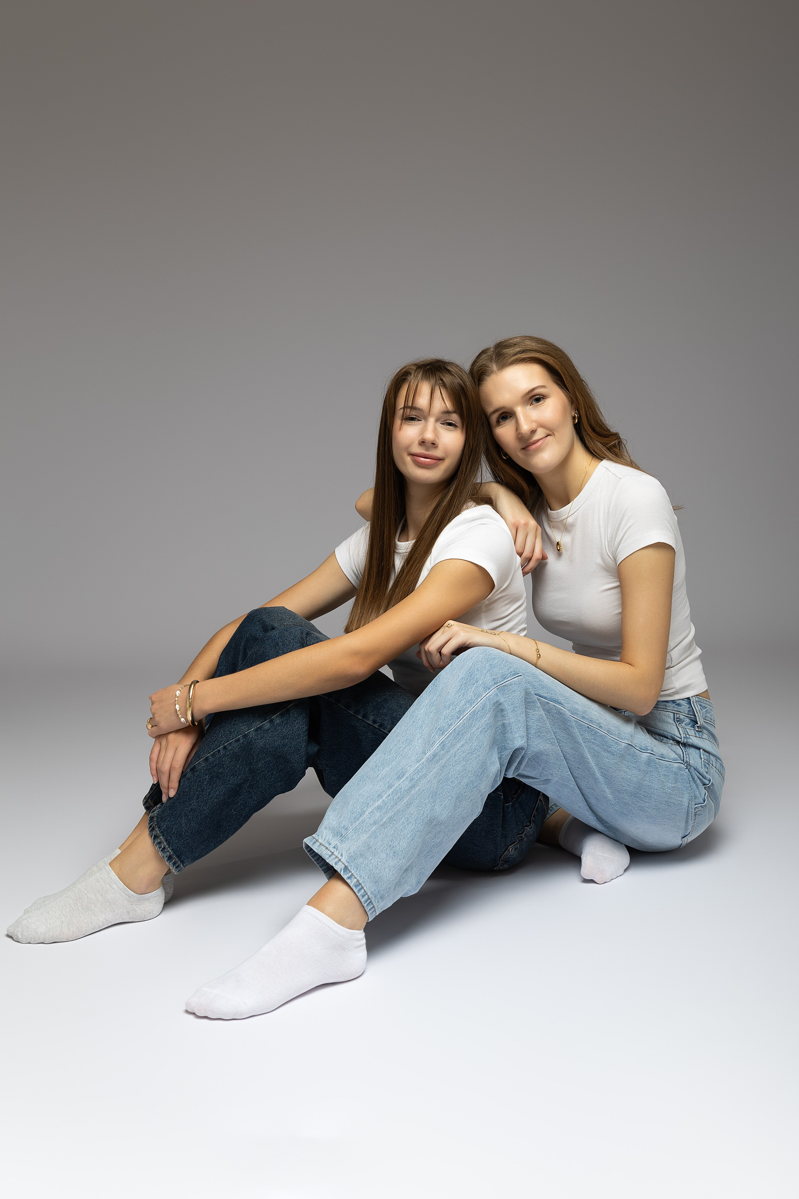 Emotionale Portraitfotografie von zwei Schwestern im Studio mit intensiven Blicken