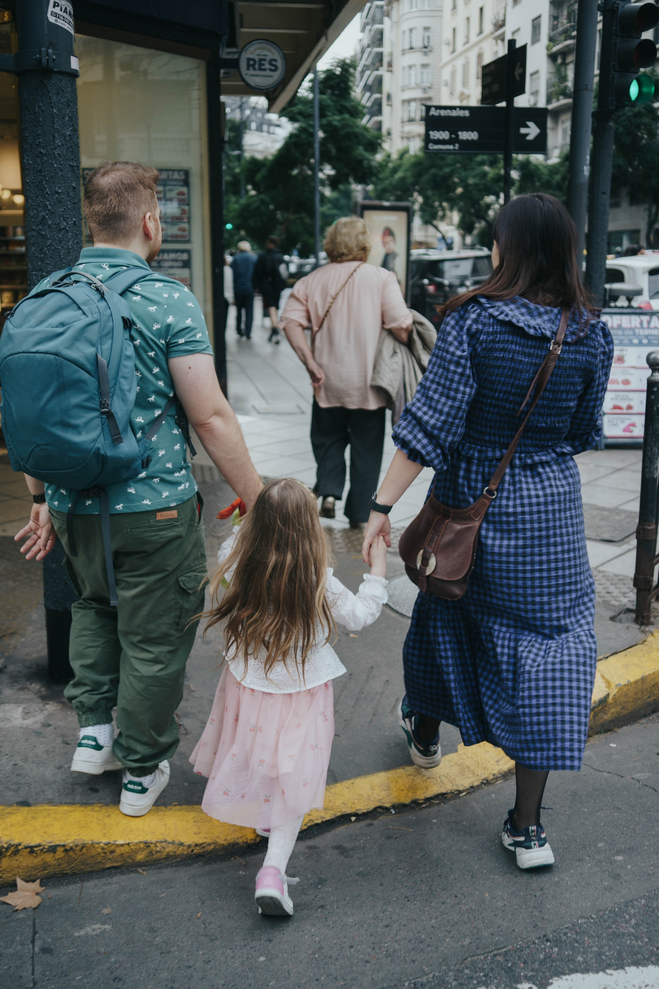 Family photo shoot. Buenos Aires. Photographer @elmirkami in the city of Buenos Aires