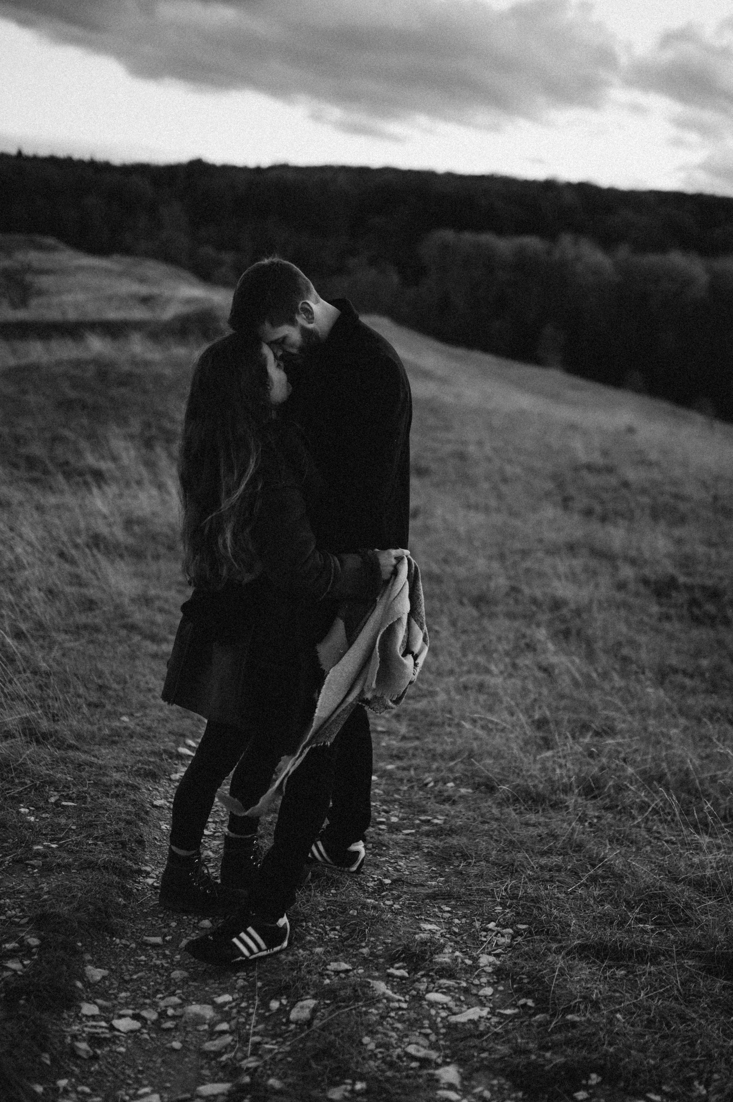 Wenn der Wind flüstert | Paarshooting am Gelben Berg. Photographer in Nuremberg Irina Mehnert from Ansbach