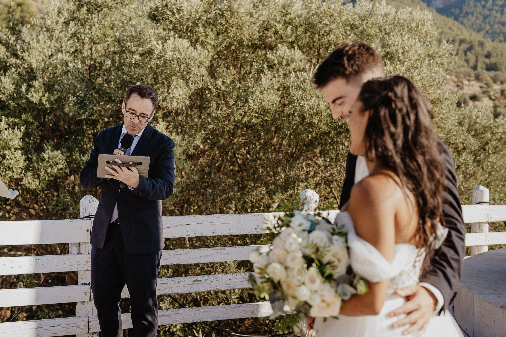 Officiant lisant la cérémonie de mariage Majorque