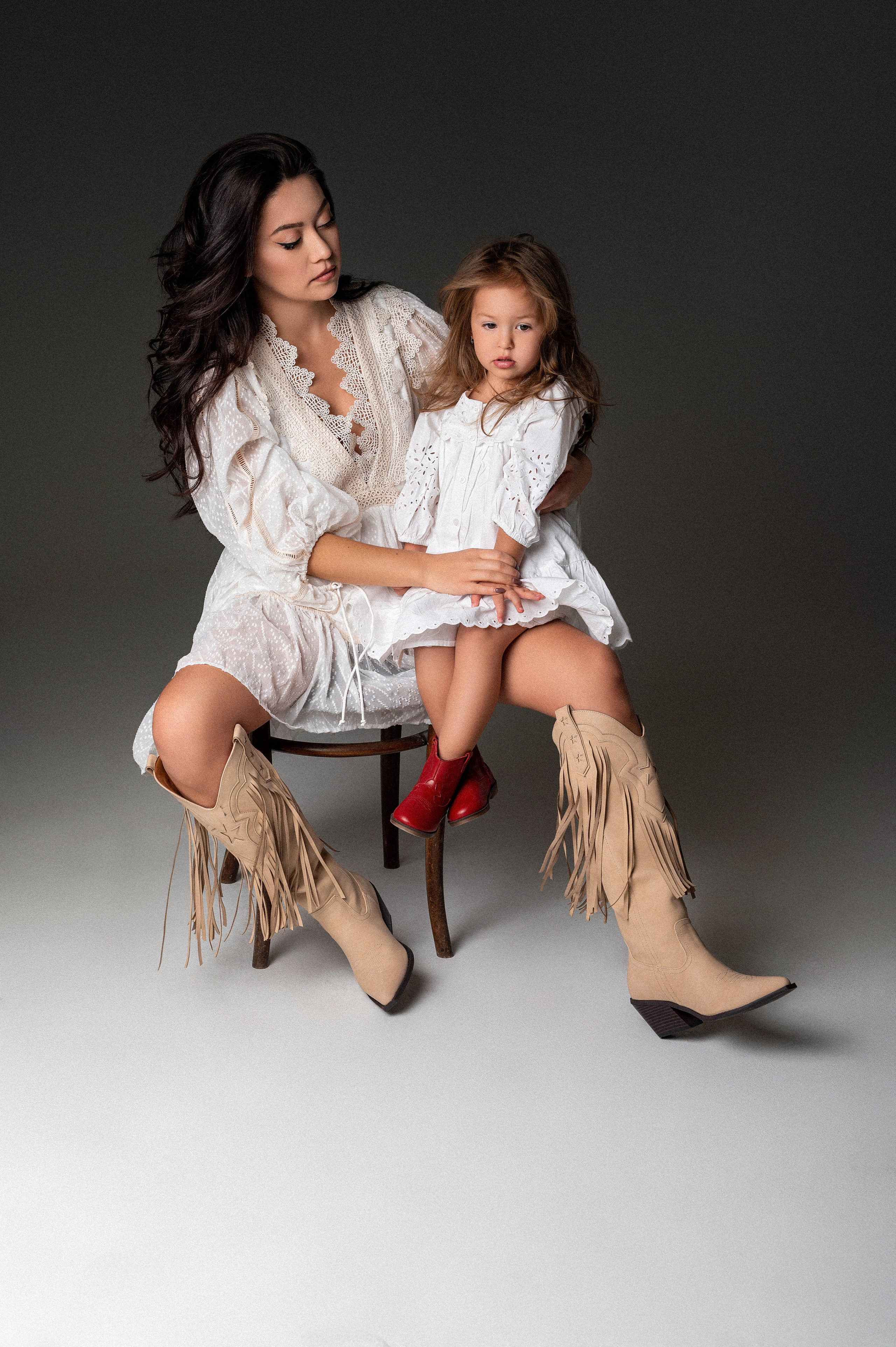 Olga & Viki. Krása tehotenstva v objektíve — Maria Milosovic, tehotenská fotografka