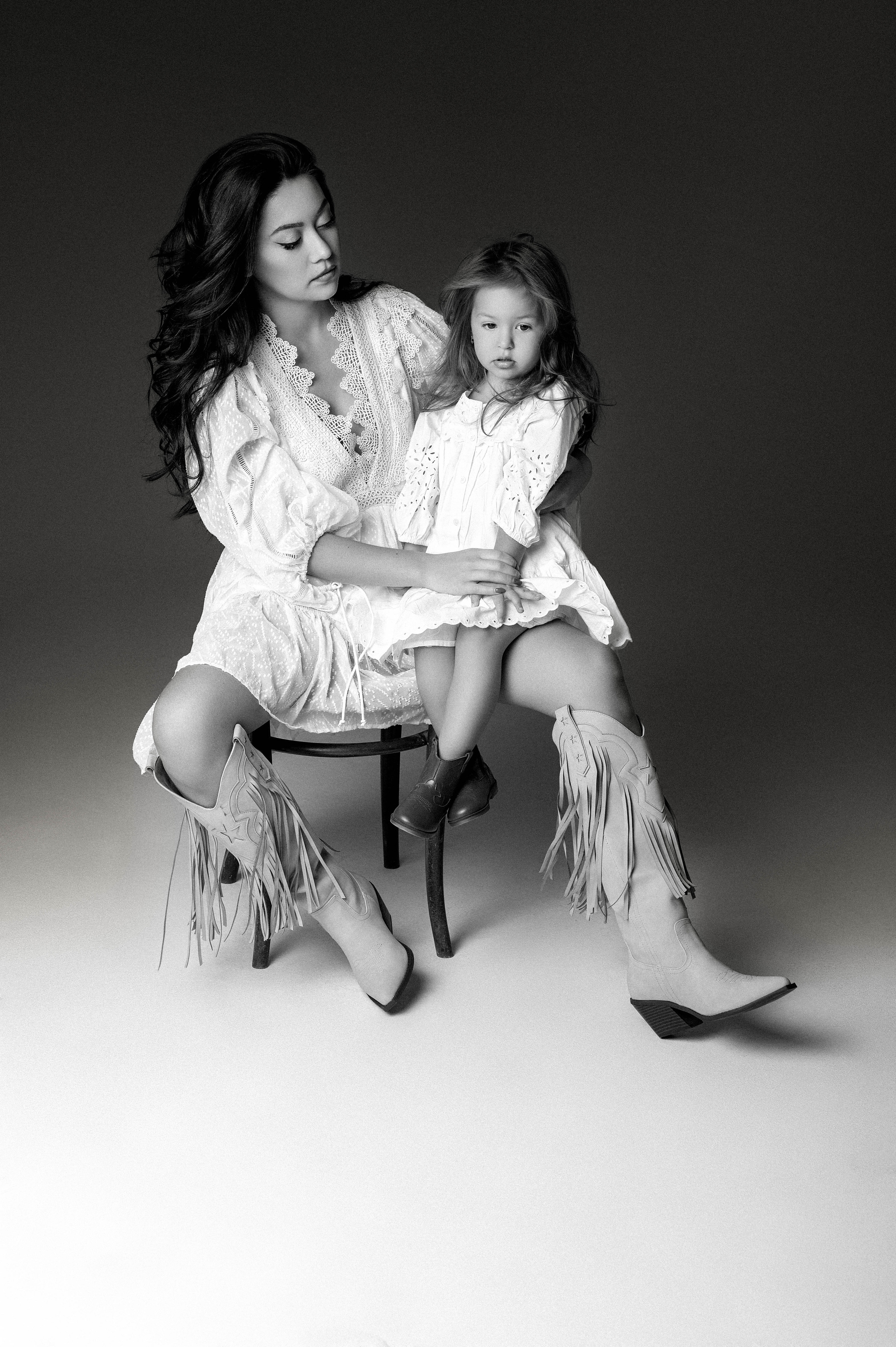 Olga & Viki. Krása tehotenstva v objektíve — Maria Milosovic, tehotenská fotografka