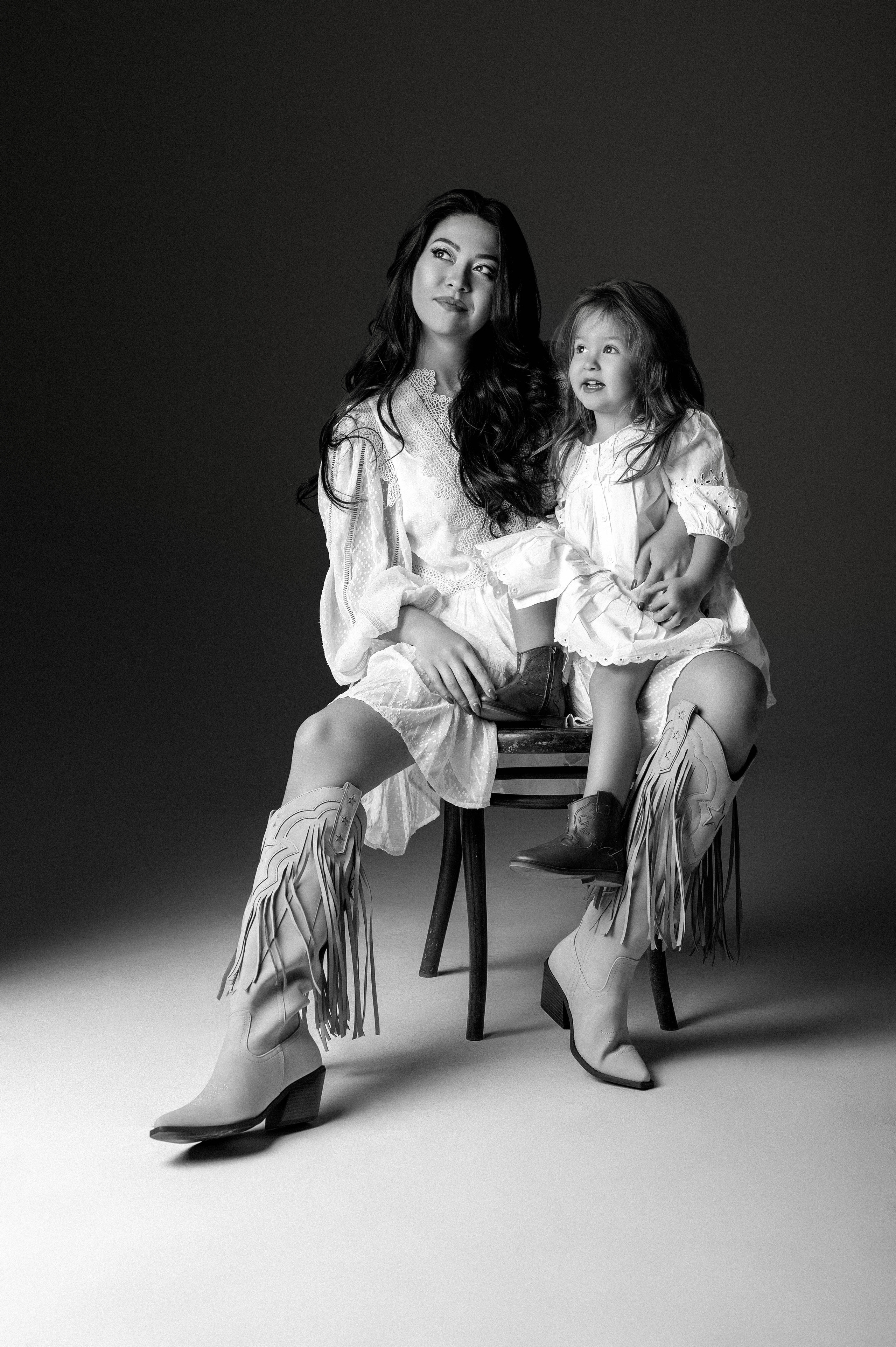 Olga & Viki. Krása tehotenstva v objektíve — Maria Milosovic, tehotenská fotografka