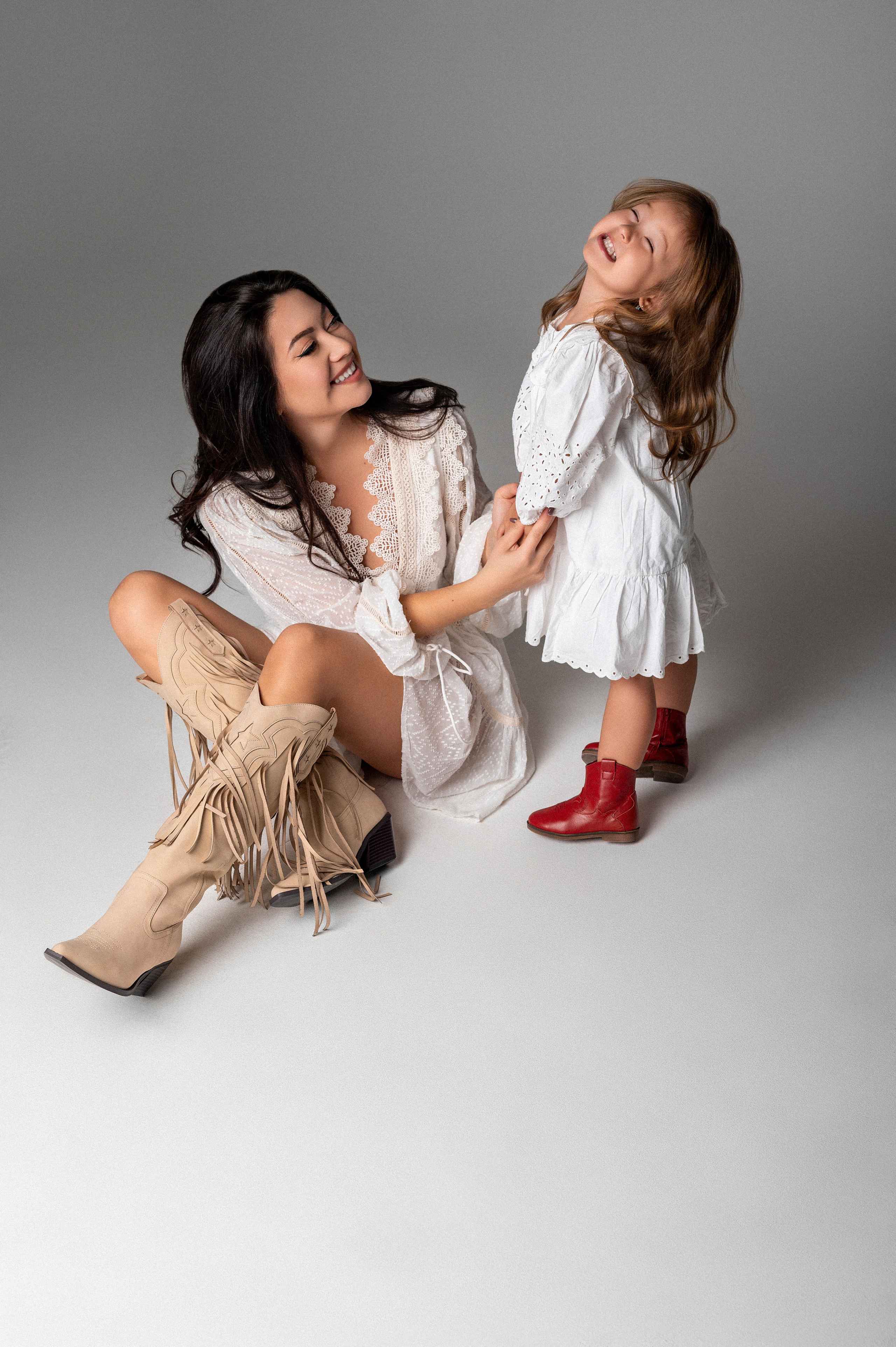 Olga & Viki. Krása tehotenstva v objektíve — Maria Milosovic, tehotenská fotografka