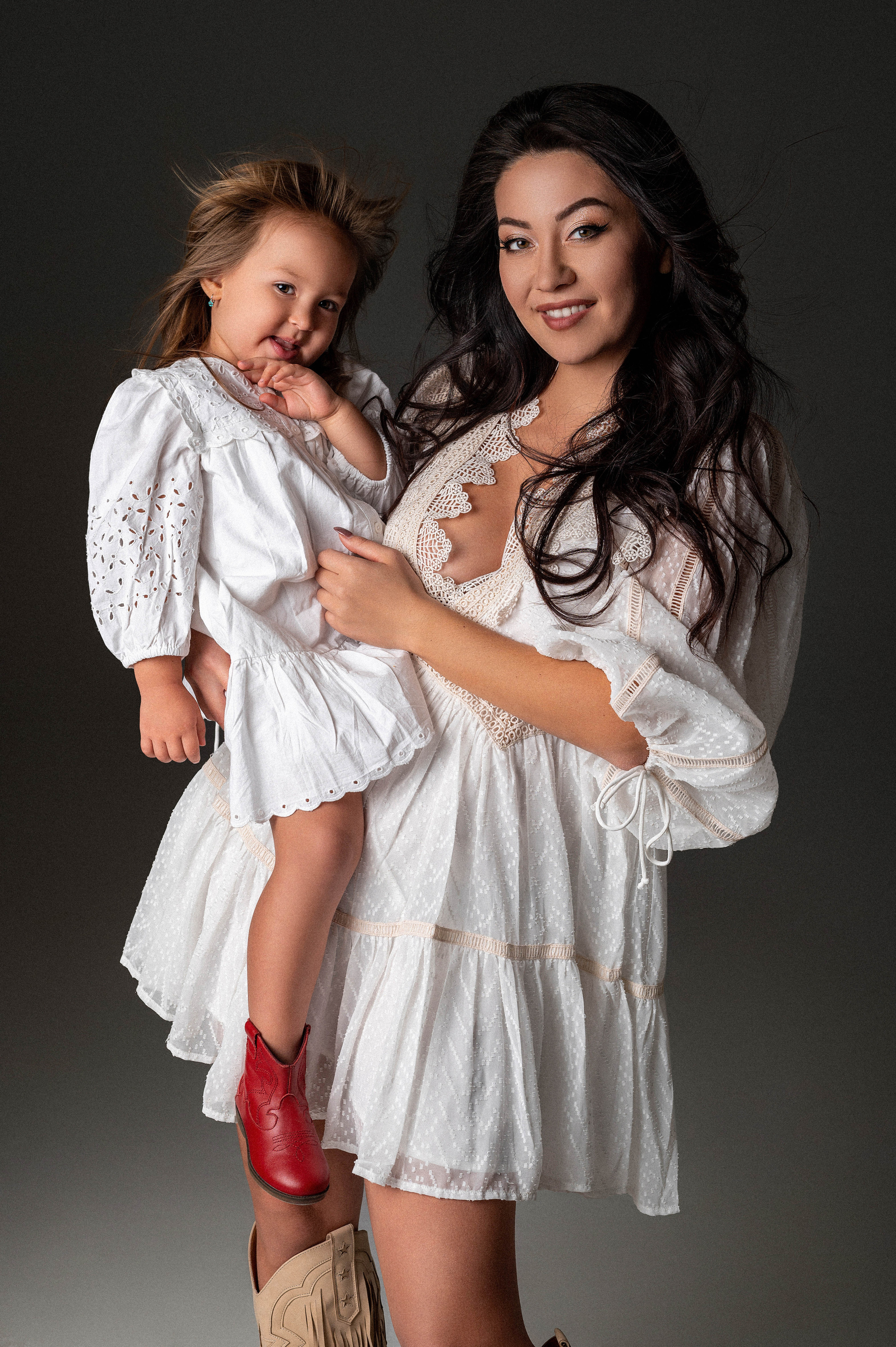 Olga & Viki. Krása tehotenstva v objektíve — Maria Milosovic, tehotenská fotografka