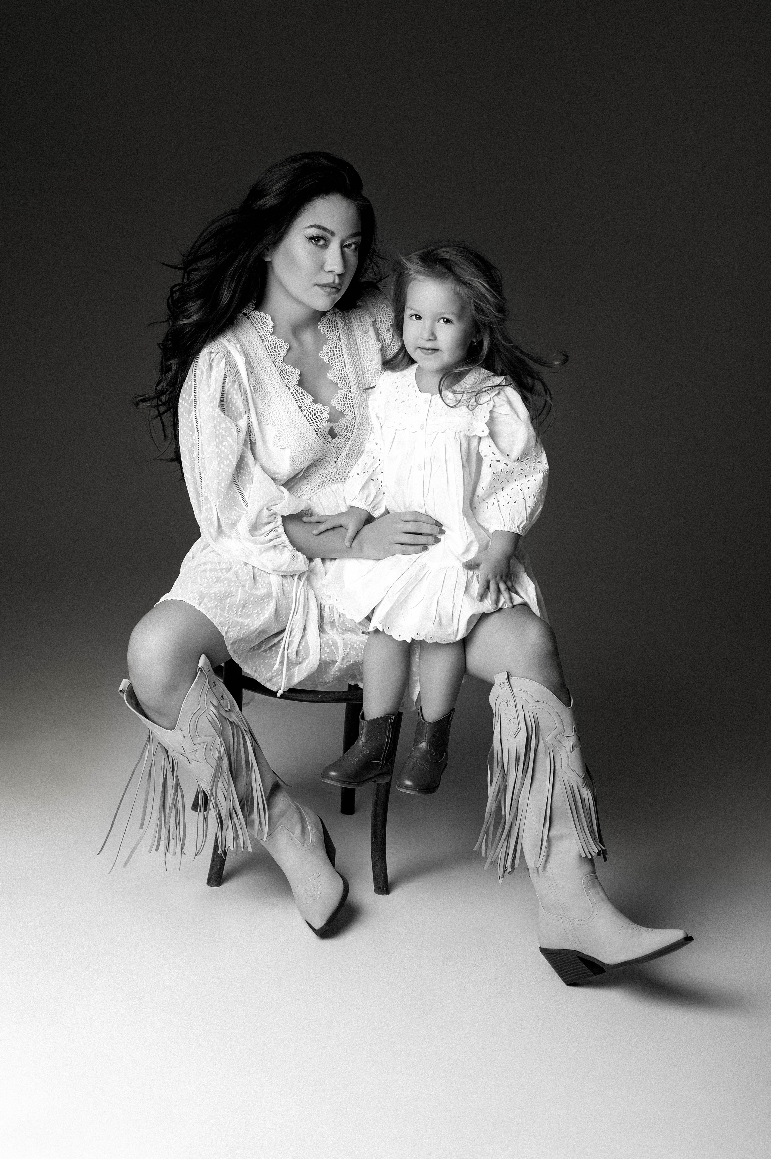 Olga & Viki. Krása tehotenstva v objektíve — Maria Milosovic, tehotenská fotografka