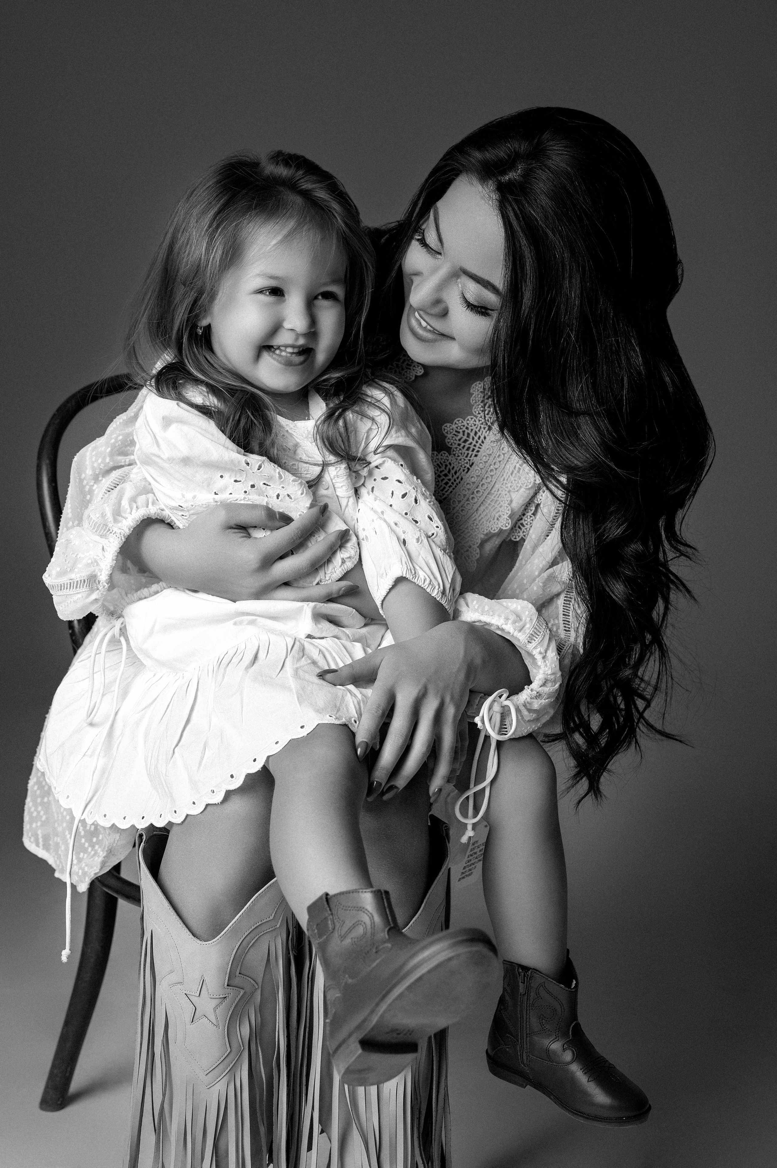 Olga & Viki. Krása tehotenstva v objektíve — Maria Milosovic, tehotenská fotografka