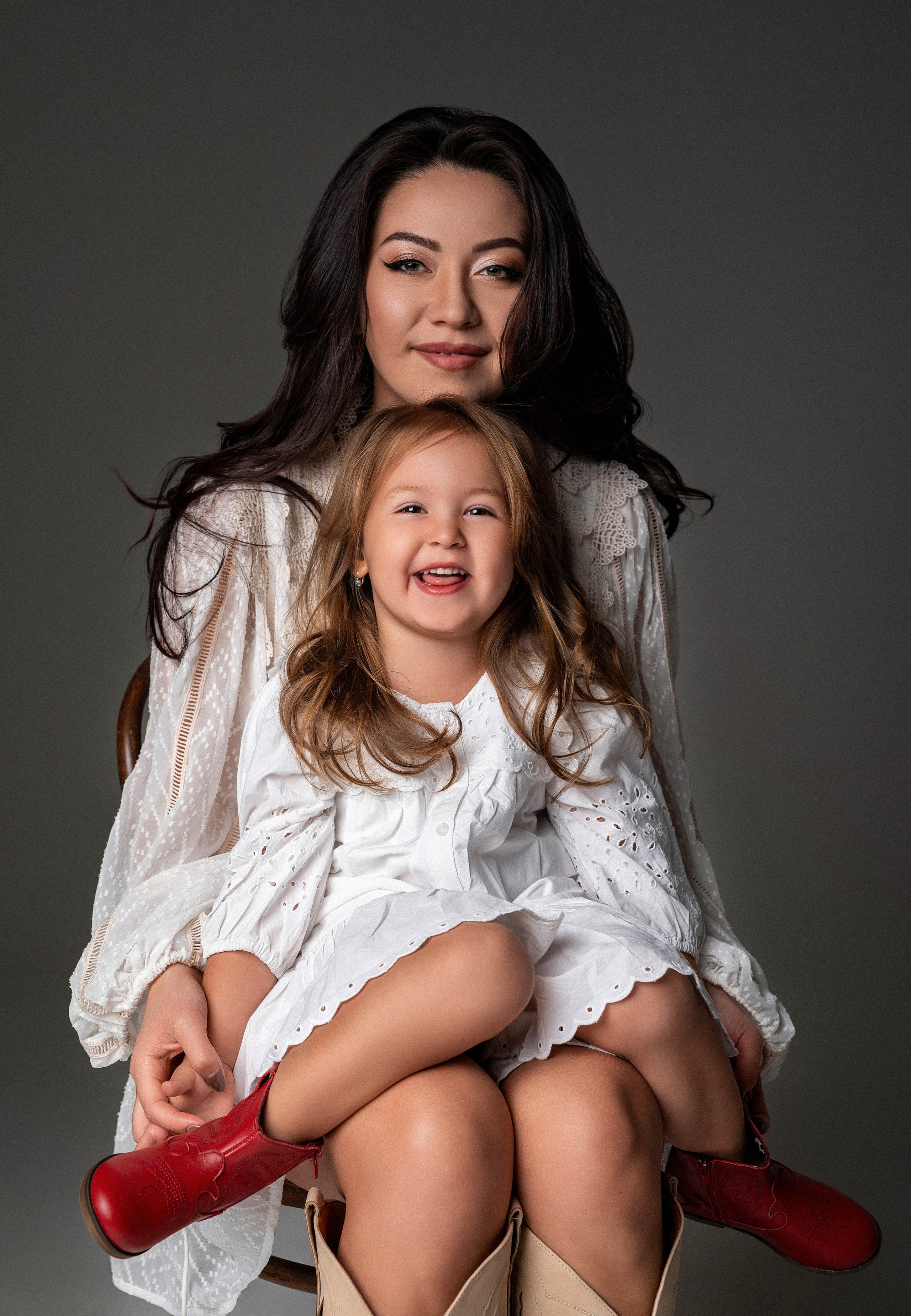 Olga & Viki. Krása tehotenstva v objektíve — Maria Milosovic, tehotenská fotografka