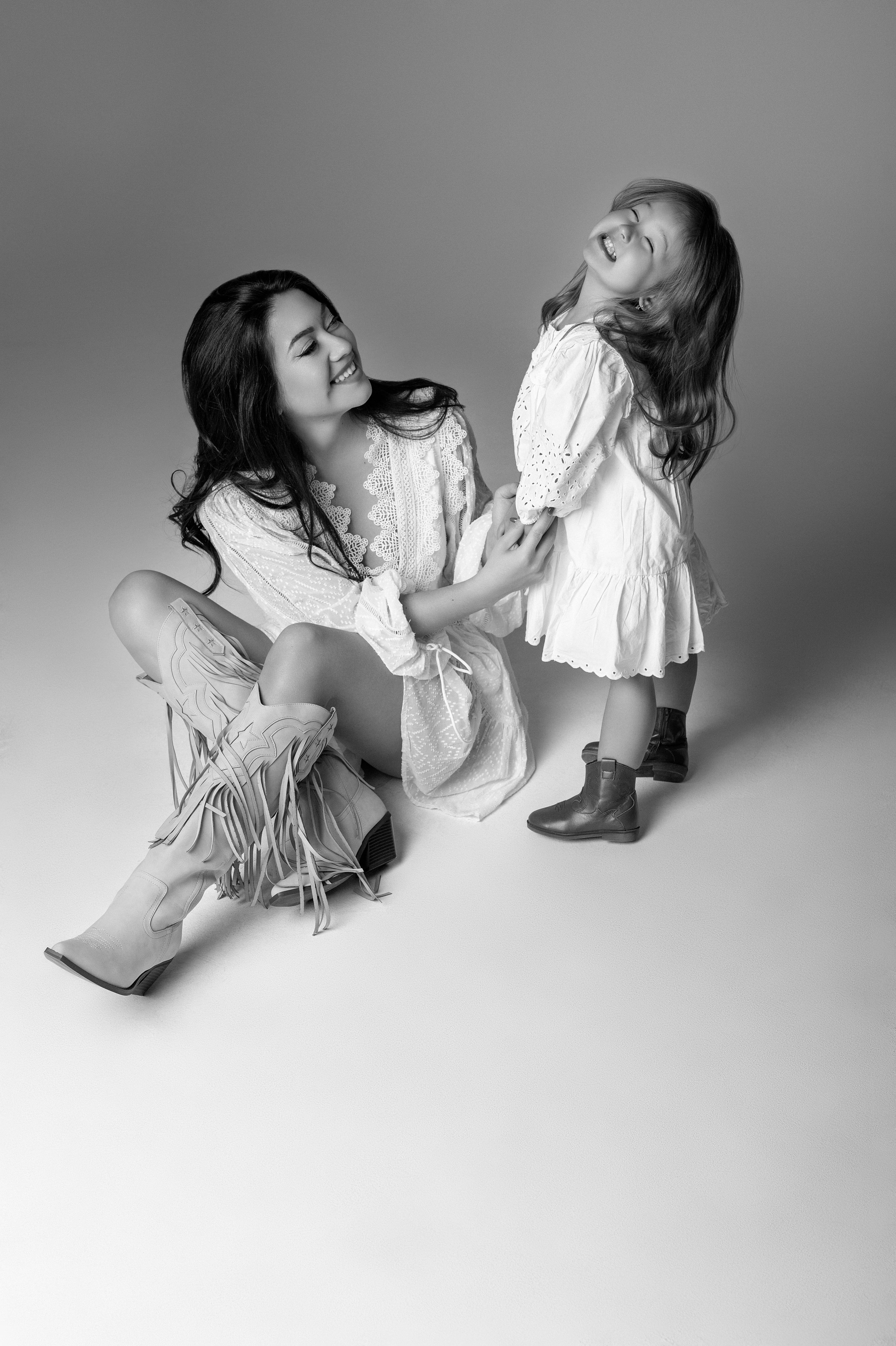 Olga & Viki. Krása tehotenstva v objektíve — Maria Milosovic, tehotenská fotografka