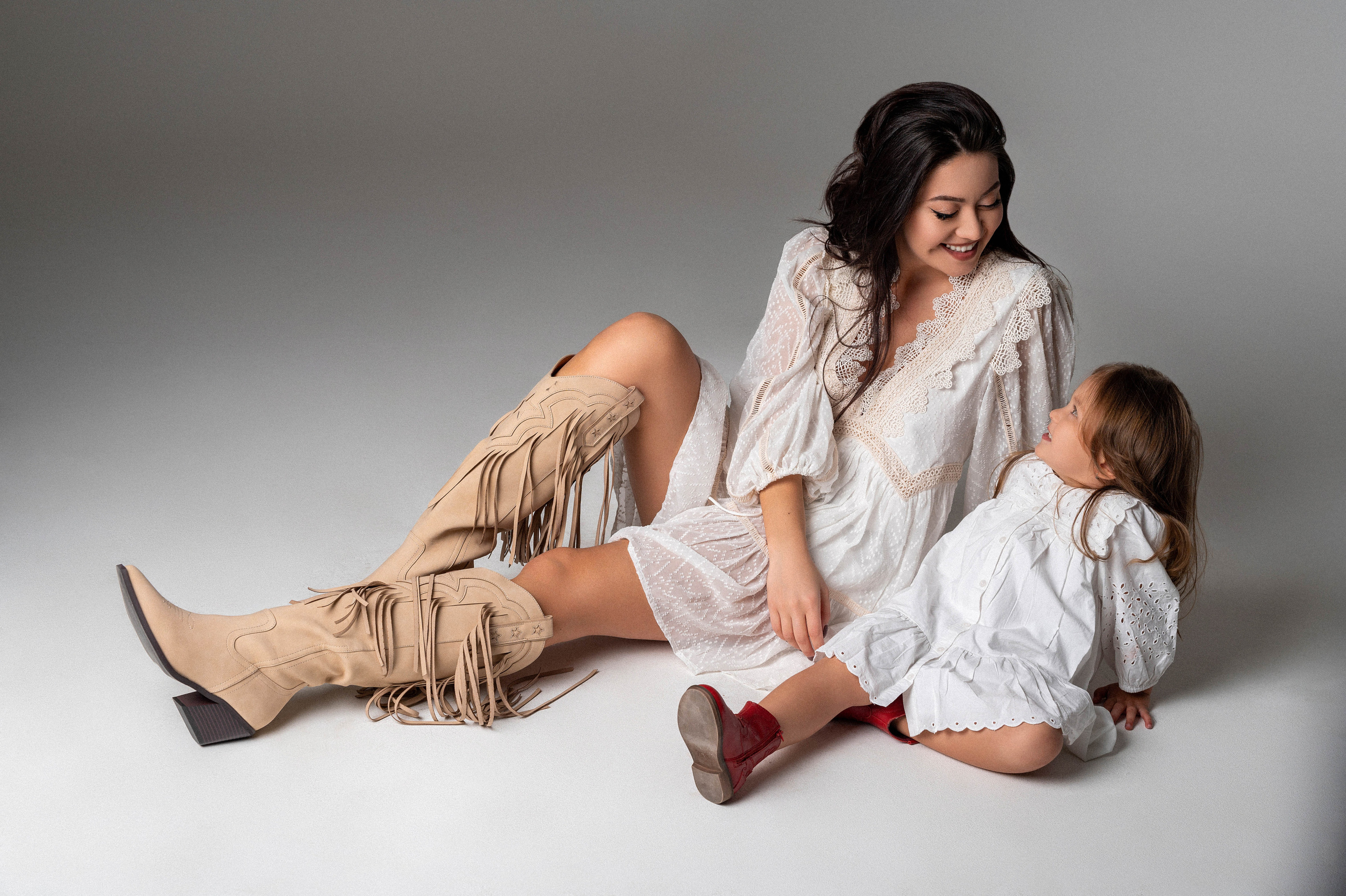 Olga & Viki. Krása tehotenstva v objektíve — Maria Milosovic, tehotenská fotografka