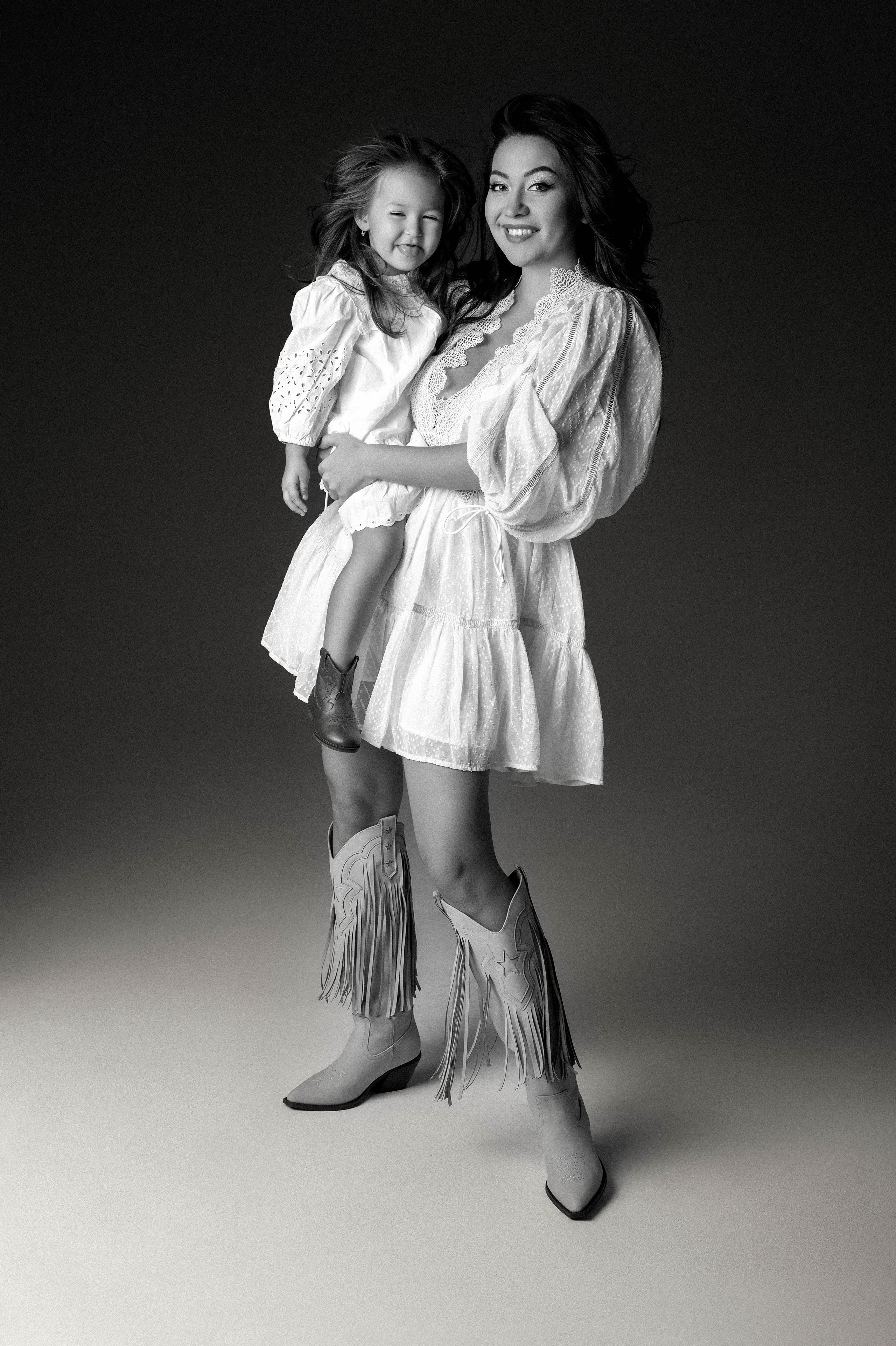 Olga & Viki. Krása tehotenstva v objektíve — Maria Milosovic, tehotenská fotografka