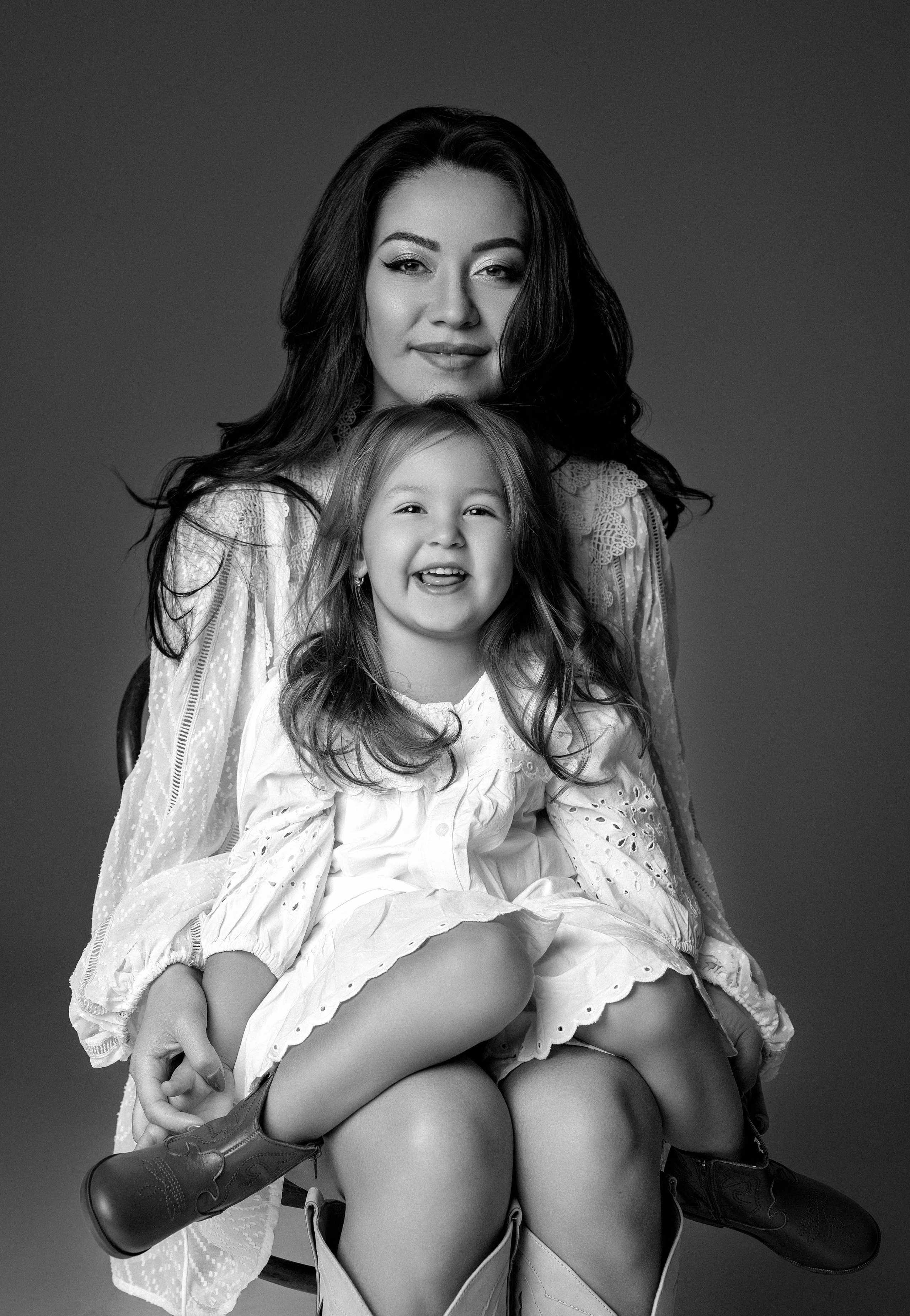 Olga & Viki. Krása tehotenstva v objektíve — Maria Milosovic, tehotenská fotografka