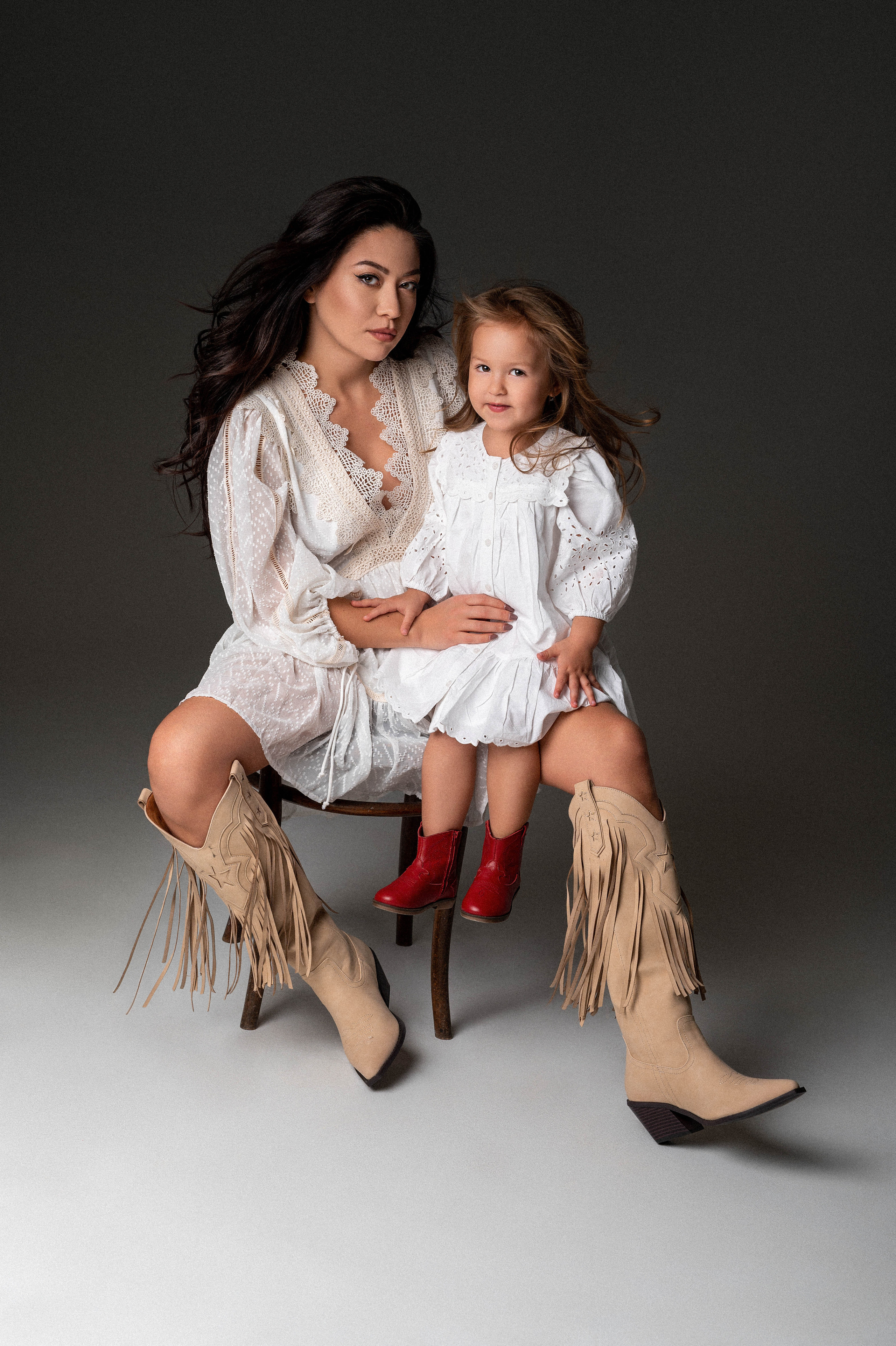 Olga & Viki. Krása tehotenstva v objektíve — Maria Milosovic, tehotenská fotografka