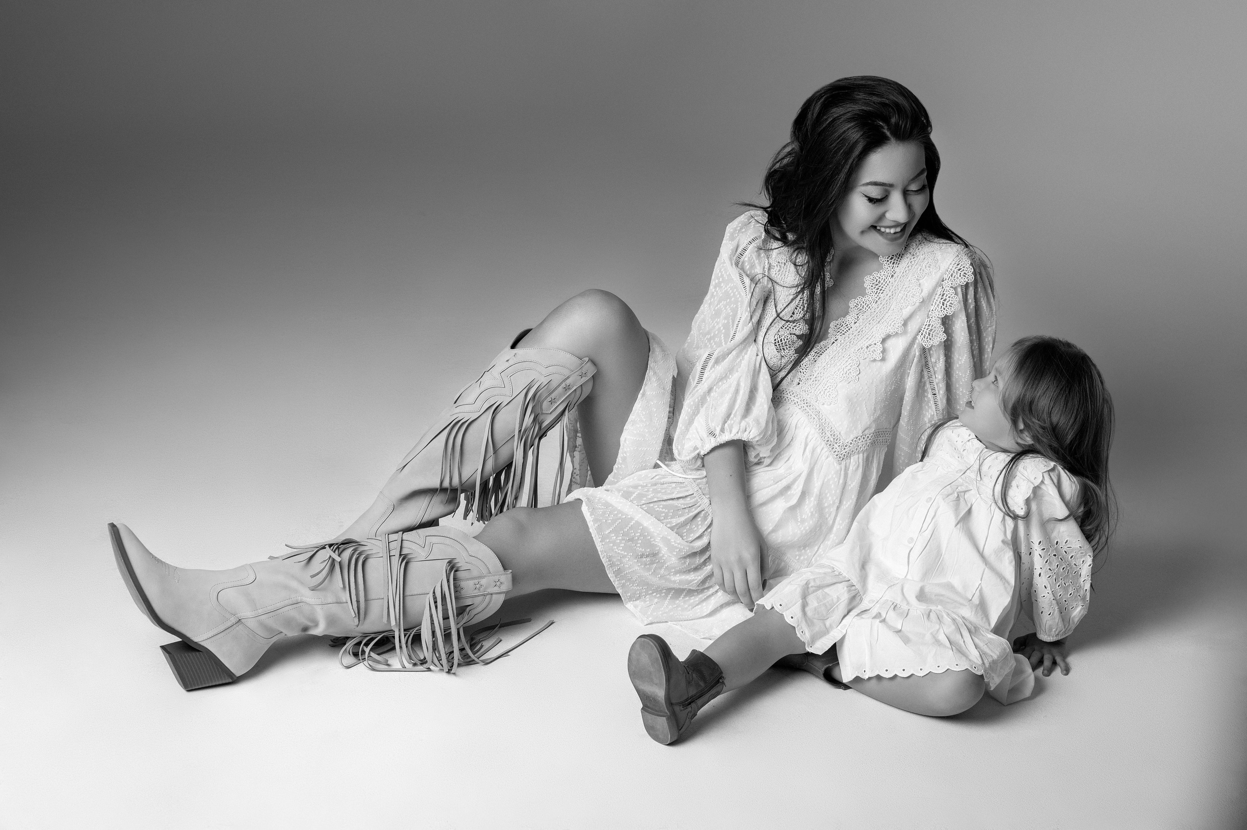 Olga & Viki. Krása tehotenstva v objektíve — Maria Milosovic, tehotenská fotografka