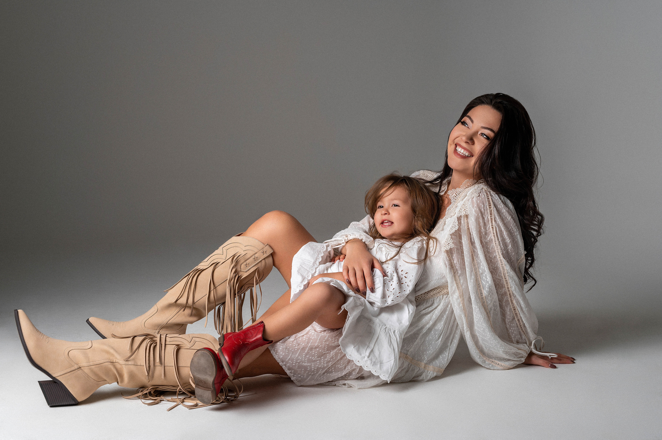 Olga & Viki. Krása tehotenstva v objektíve — Maria Milosovic, tehotenská fotografka