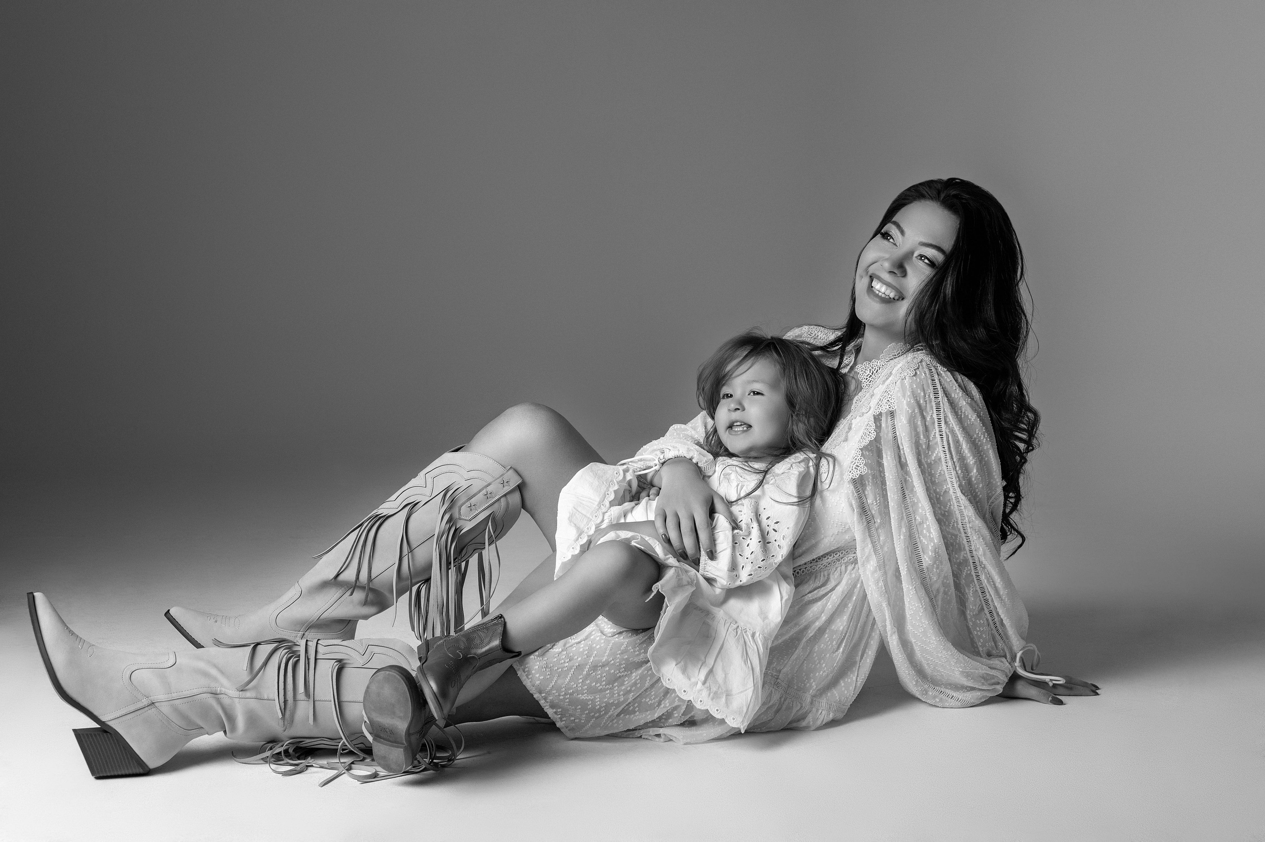 Olga & Viki. Krása tehotenstva v objektíve — Maria Milosovic, tehotenská fotografka