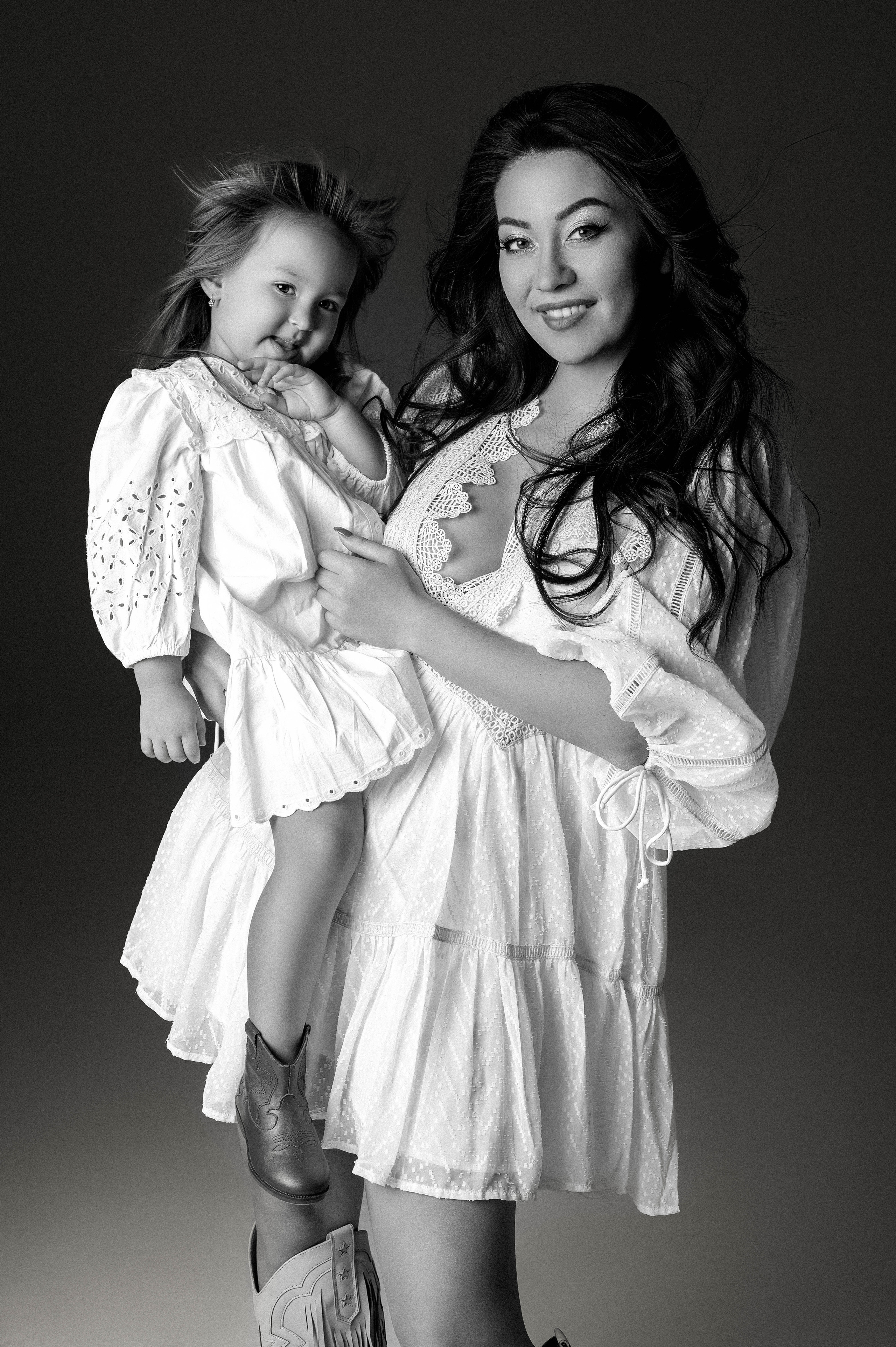 Olga & Viki. Krása tehotenstva v objektíve — Maria Milosovic, tehotenská fotografka