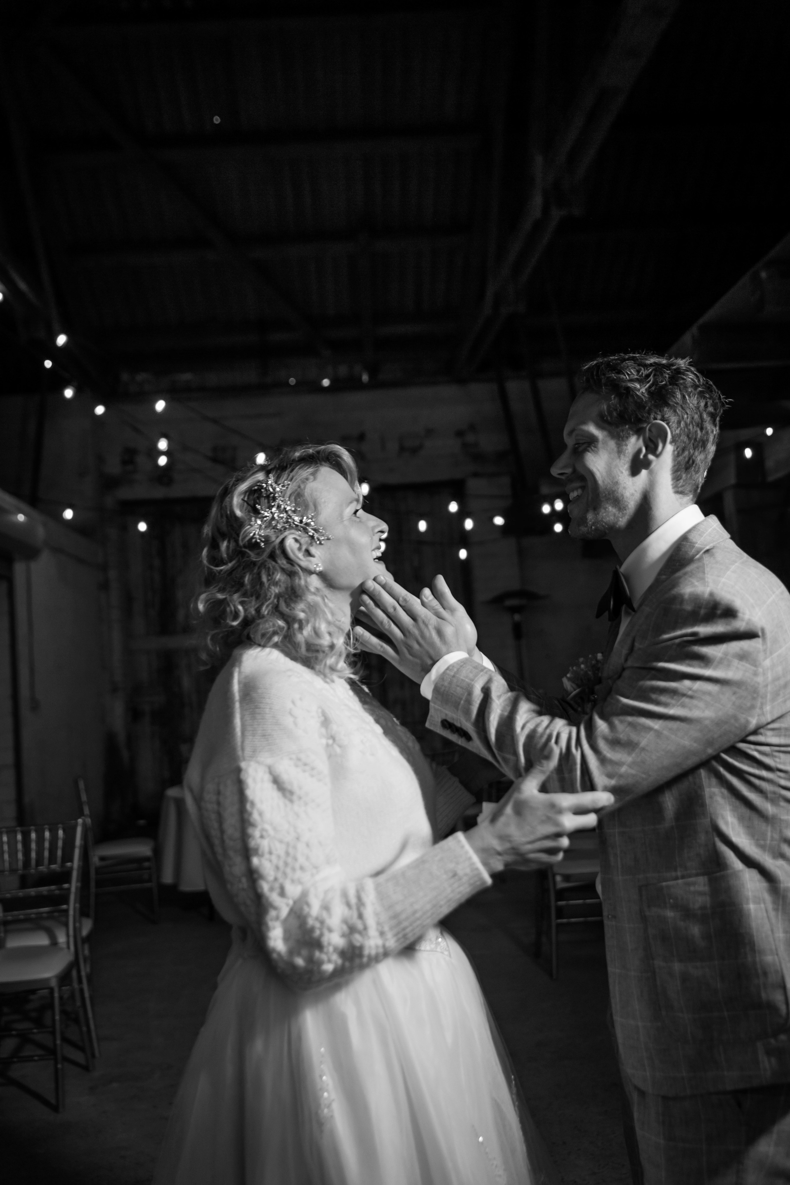 Wedding photo Munich – romantic couple moments in Hofgarten