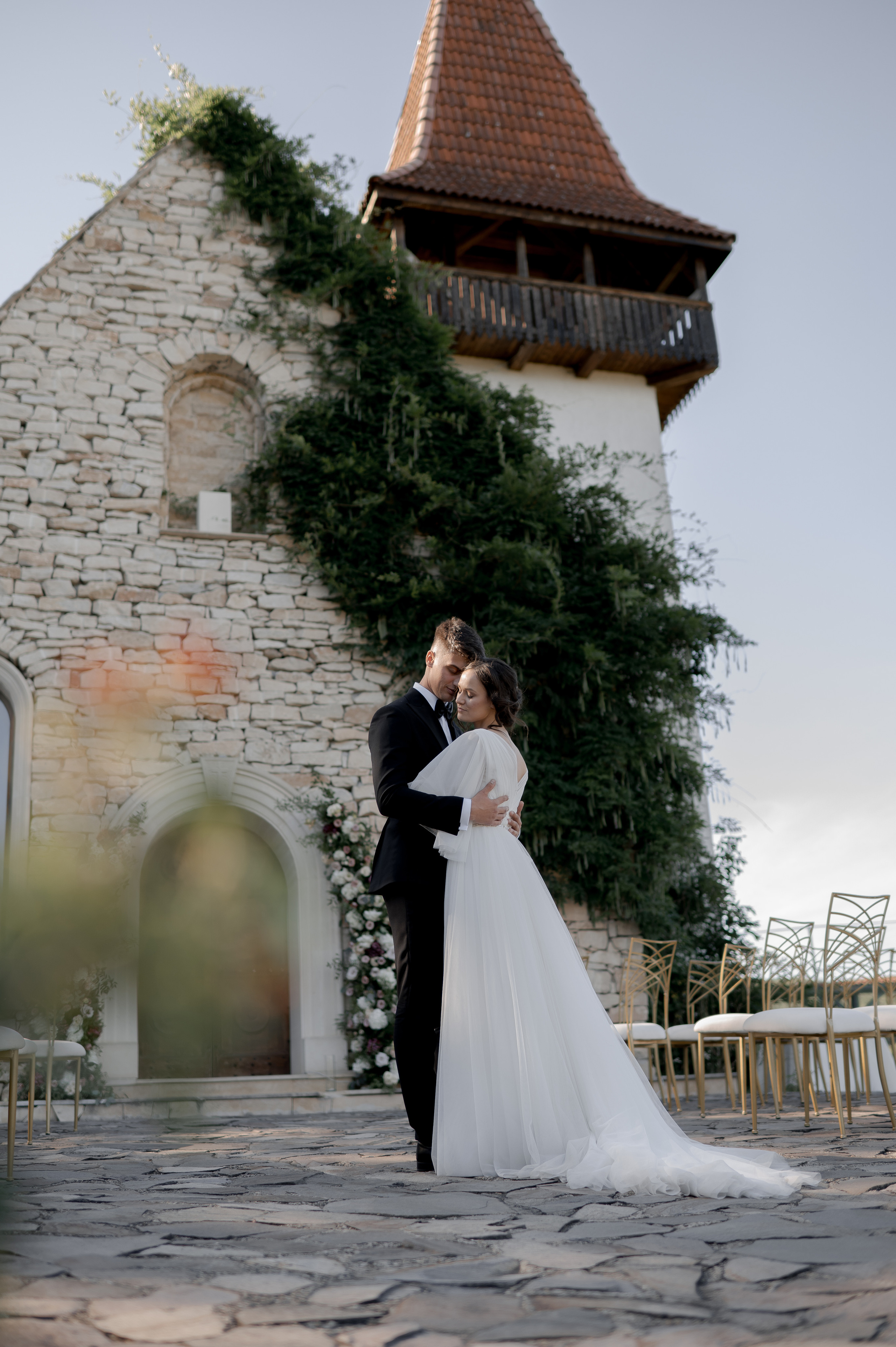 Romantic July wedding of Darius and Denisa at SunGarden Resort, featuring a Cluj-designed Romana G Urmanczy wedding dress and Zahav bands