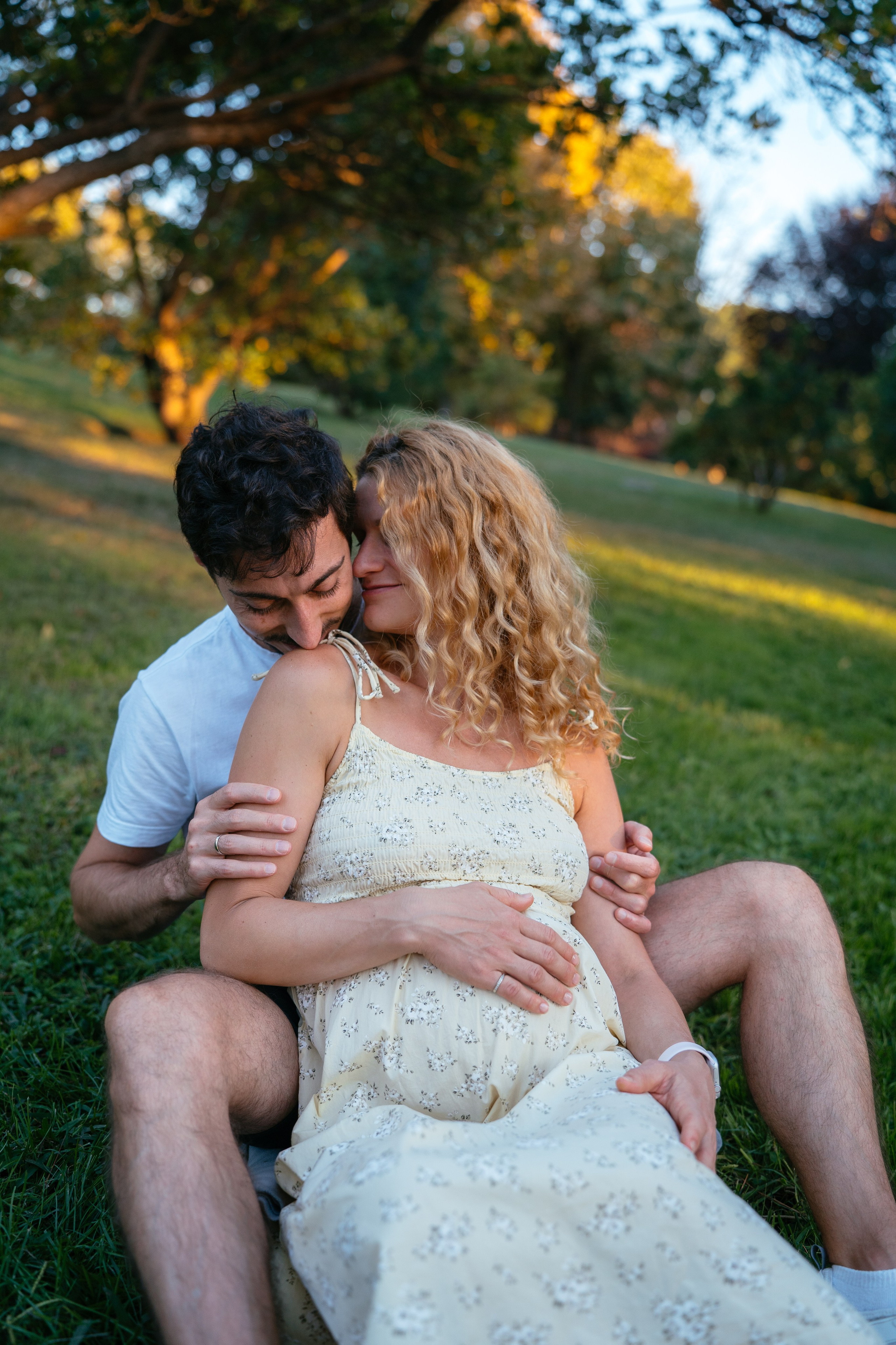 Candid pregnancy photoshoot in the park. Photographer in Madrid, Spain. Alyona Belyaninova