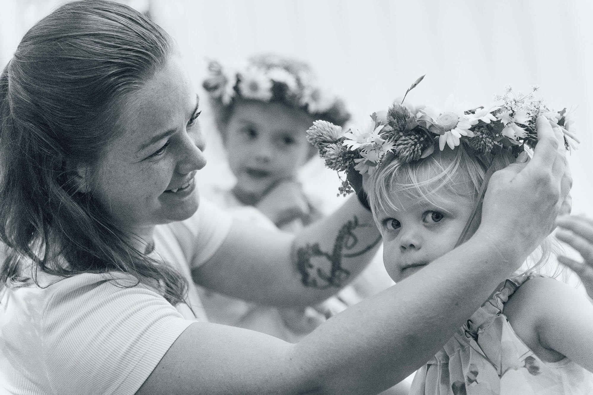 Profesjonell familiefotograf tar portrett av familie i Porsgrunn sentrum