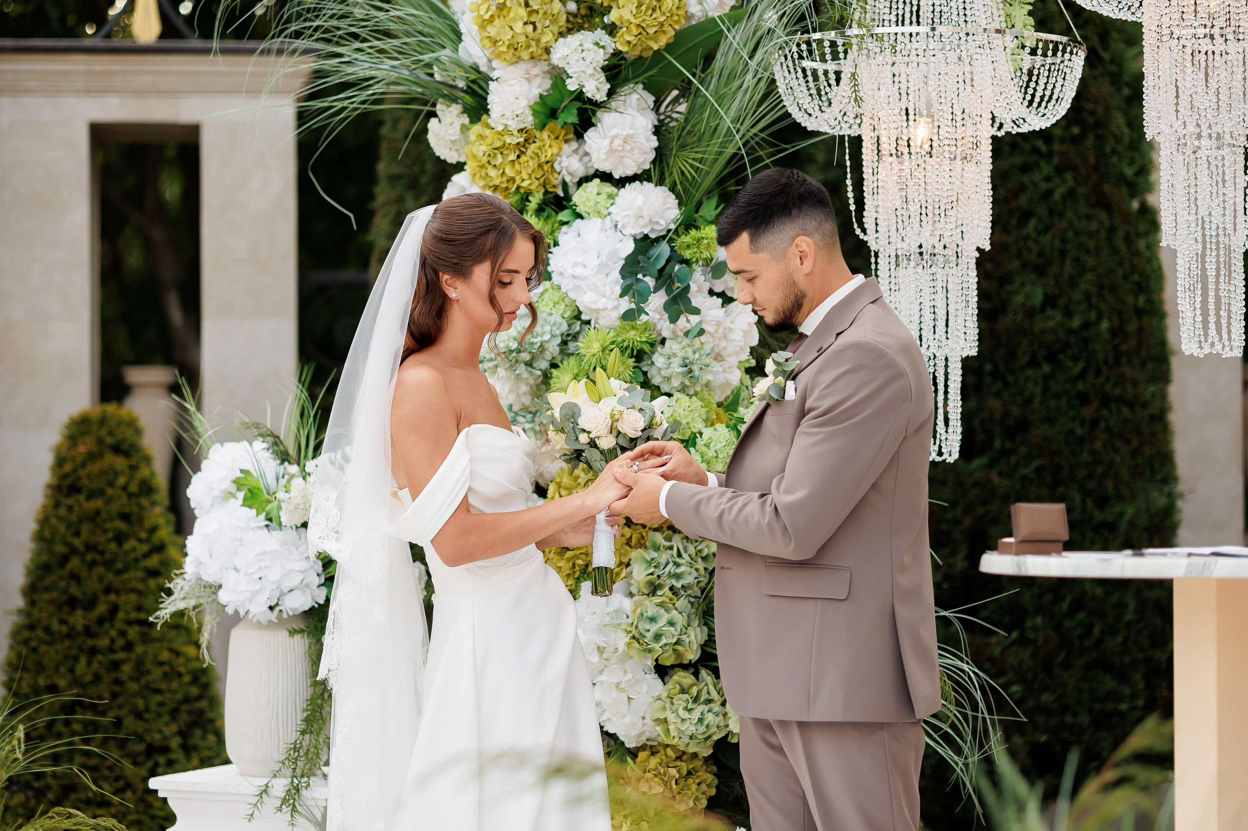 Eugen & Livia — Grand Elysee — Wedding Day. Servicii Foto și Video 067188353