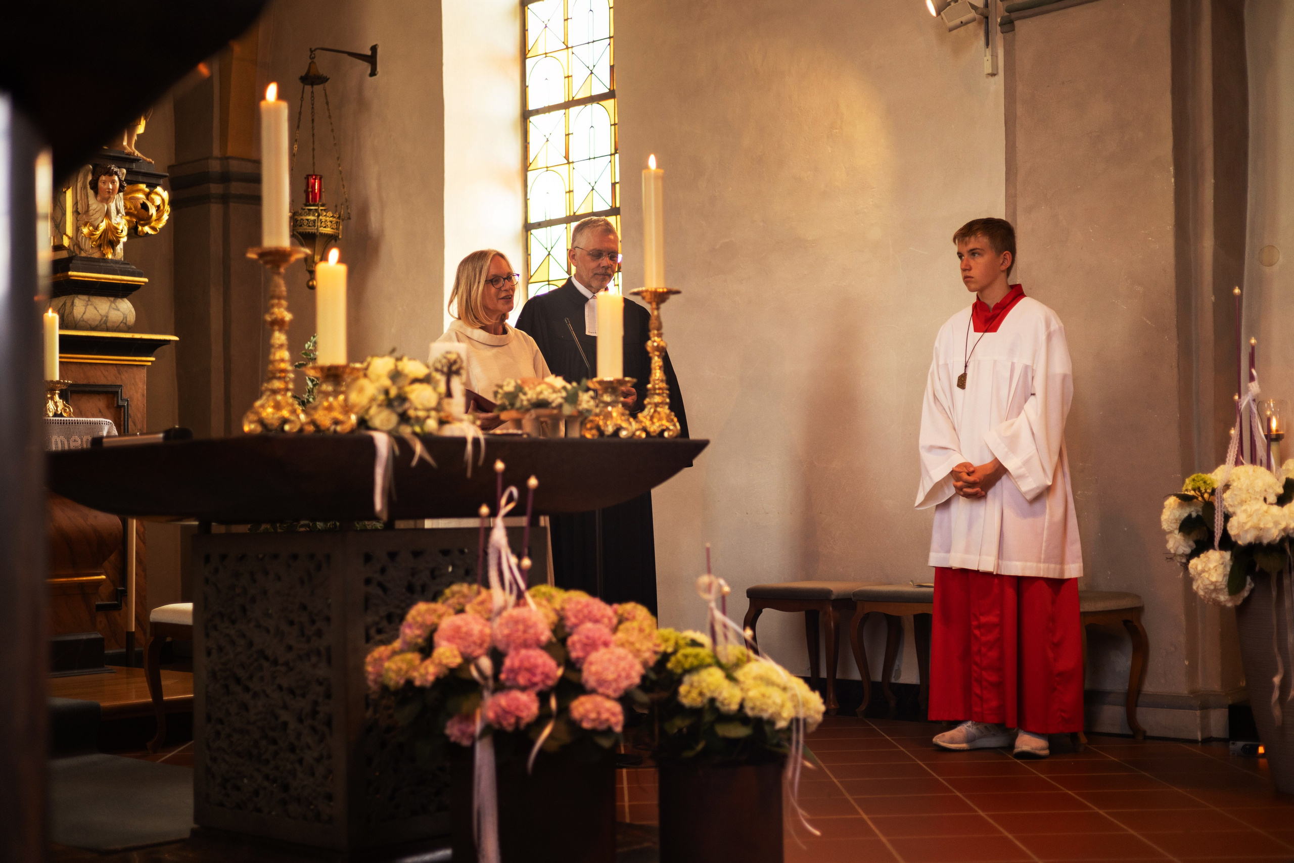 Kirchliche Trauung in Schwagsdorf: Brautpaar bei der Segnung in der katholischen Kirche