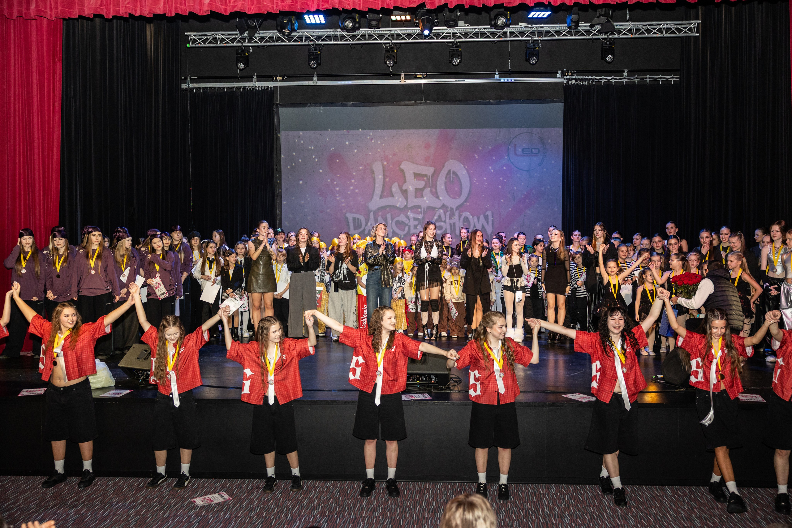 LEO DANCE SHOW WINTER 2025. Семейный и детский фотограф в Варшаве Мила Бобровская