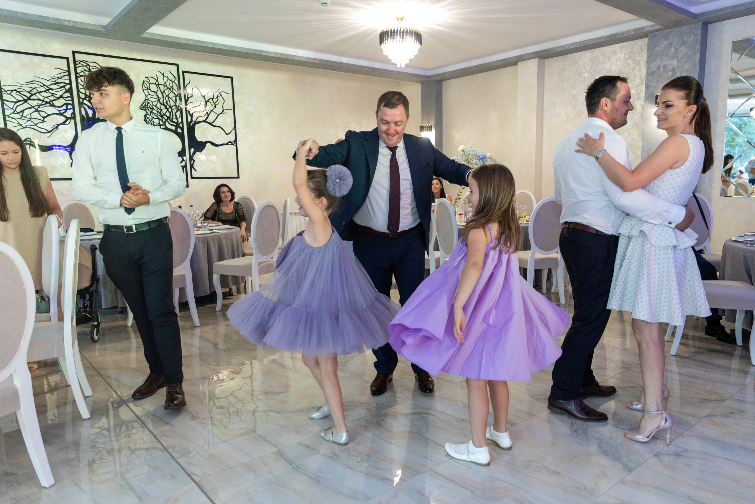 fotograf botez , fotografie botez Botoșani, fotograf Alin Chirilă, amintiri botez, fotografii botez, botez Miruna Parascheva, fotograf copii, fotografie botez în Botoșani-alt="botez , fotografie botez Alin Chirilă, amintiri botez, fotografii emoționante botez Botoșani"-- fotografii-botez-bebelus- amintiri-botez-micuț- moment-sfânt-crestinare- fotografie-emotionanta-botez- detalii-botez-bebelusi- parinti-fericiti-la-botez- fotograf-botez-profesionist- botez-in-biserica-ortodoxa- micuț-botezat-cu-emoție- zâmbete-și-lacrimi-la-botez- bebeluș-la-cristelniță- decor-botez-colorat- botez-cu-dragoste-și-credință- emotie-pura-la-botez- fotograf-botez-botosani- botez-iasi-suceava-fotograf- amintiri-nepretuite-botez-- Preotul ținându-l pe micuțul Mathias Gabriel la botez, în biserica Înălțarea Domnului, Copălău  - Detalii de la botezul lui Mathias – lumânare, trusou și icoană  - Familia lui Mathias Gabriel alături de micuț, în ziua botezului  - Portret emoționant cu mama și bebelușul în brațe, în biserică,fotograf profesionist evenimente Botoșani, Iași, Suceava, Fălticeni, Bacău, Pașcani, Roman - AlinoFotoStudio by Alin Chirilă - servicii foto nuntă, botez, cununie, ședințe foto creative, albume personalizate, fotografii emoționante și calitative pentru cele mai importante momente din viață,fotograf nuntă Botoșani Alin Chirilă,  ședință foto botez Iași - AlinoFotoStudio,  servicii fotograf profesionist evenimente Suceava,  fotograf cununie civilă Fălticeni - Alin Chirilă,  album foto nuntă personalizat Bacău.“Bebeluș botezat în biserică, ținut în brațe de nași”	•	“Detaliu cu lumânarea de botez decorată cu flori albe”	•	“Părinți emoționați alături de copilul lor la ceremonia de botez”	•	“Masa festivă de botez cu decor tematic și tort personalizat”	•	“Momentul în care preotul toarnă apă sfințită pe fruntea bebelușului”	“Bebeluș în rochie albă de botez, zâmbind în brațele mamei”	•	“Detaliu cu cruciulița de botez așezată pe o pernă de satin”	•	“Părinți și nași aprinzând lumânările în timpul ceremoniei de botez”	•	“Tort de botez decorat cu figurine tematice și numele copilului”	•	“Copil botezat dormind liniștit în pătuțul decorat festiv”	•	“Momentul în care preotul binecuvântează copilul în fața altarului”	•	“Invitați adunându-se în jurul mesei festive la petrecerea de botez”	•	“Bebeluș ținând în mână o jucărie personalizată primită la botez”	•	“Familie fericită pozând împreună după ceremonia de botez”	•	“Decor tematic cu baloane și flori la locația petrecerii de botez” fotograf Botoșani fotograf evenimente fotograf botez Alin Chirila fotograf alinofotostudio.fotograf botez Amelis Maria, fotografie botez Botoșani, fotograf Alin Chirilă, amintiri botez, fotografii botez, botez Amelis Maria, fotograf copii, fotografie botez în Botoșani,