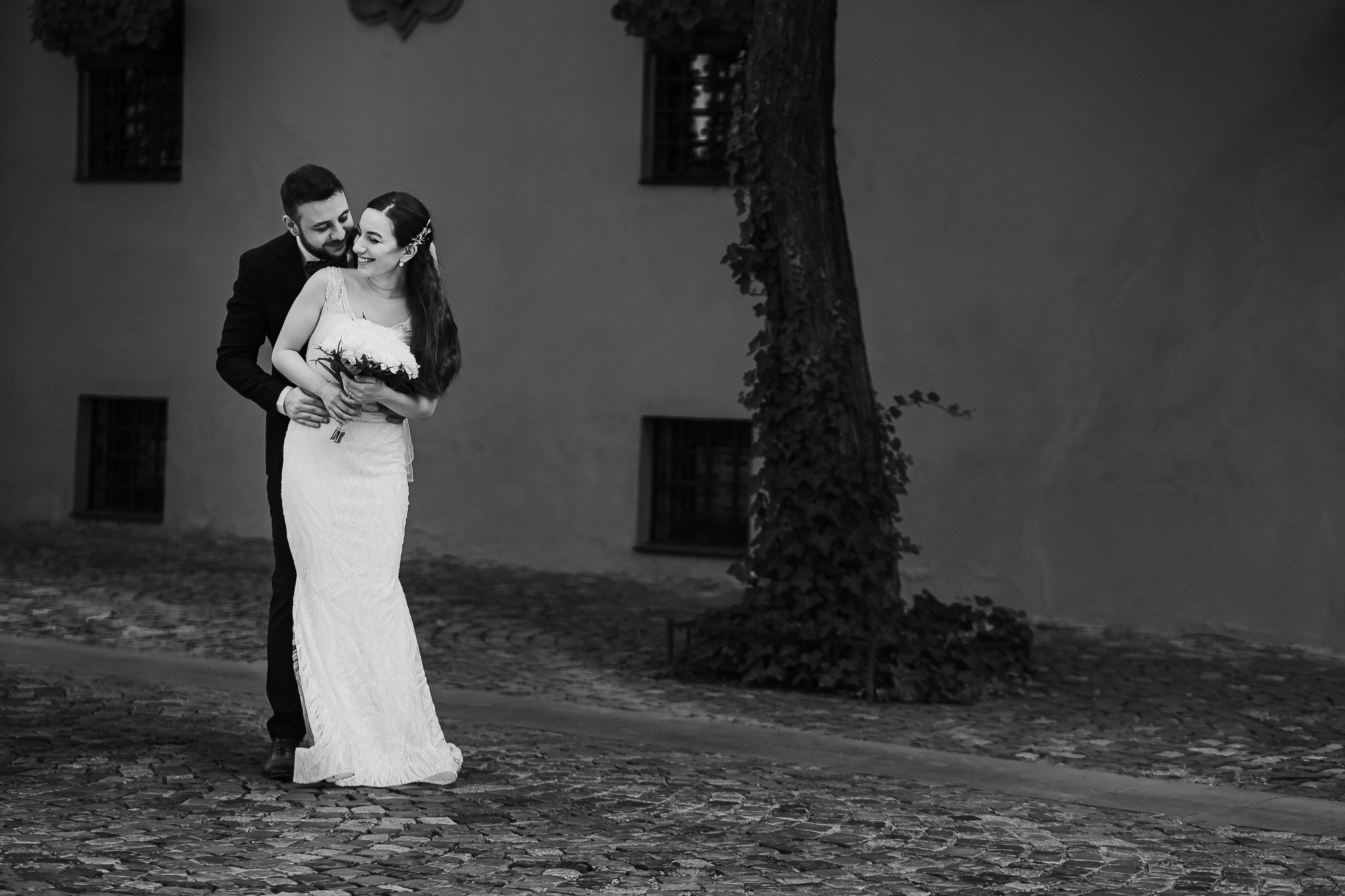 fotografie de cuplu in centru vechi bucuresti