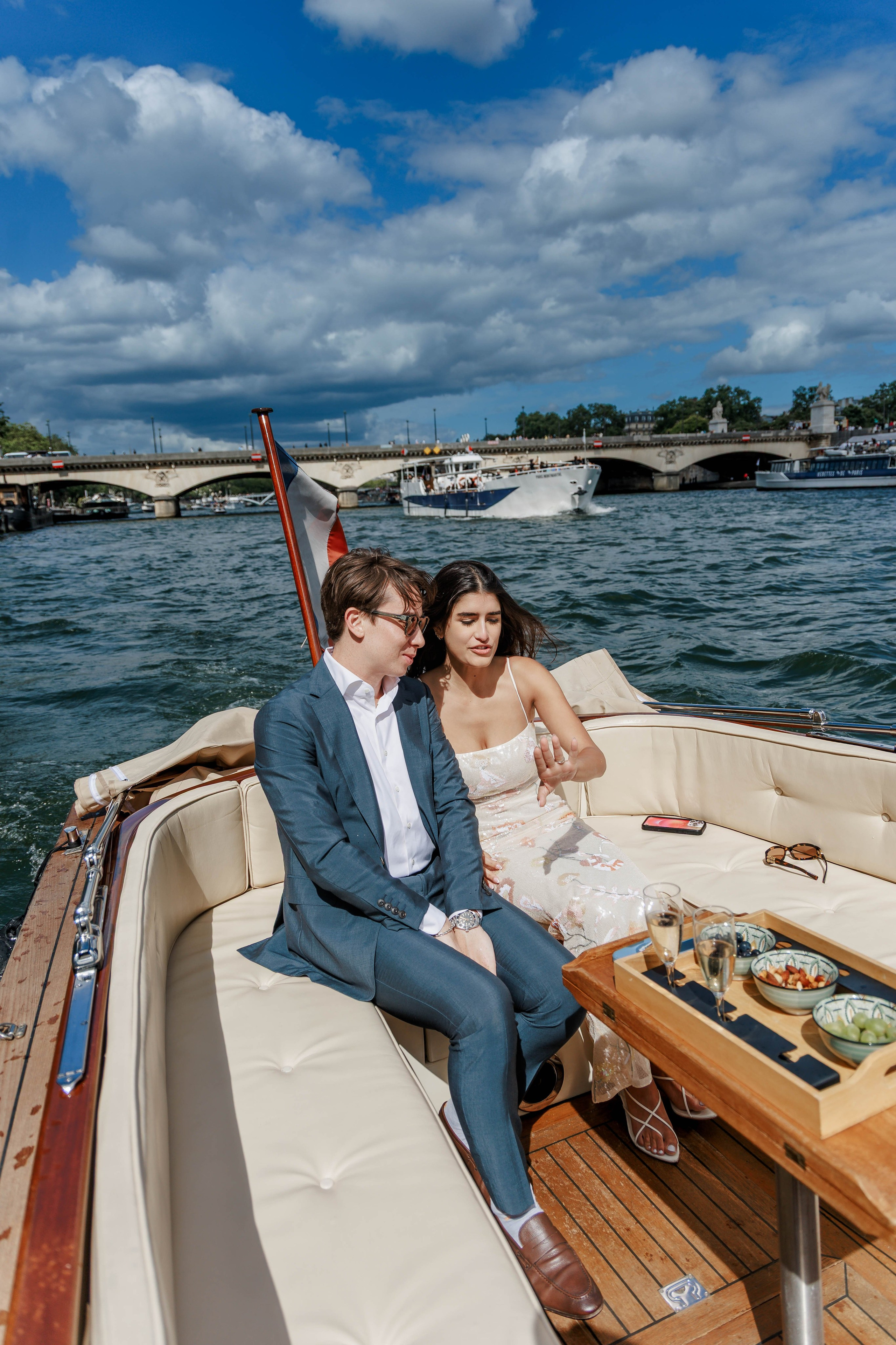 A Luxury Surprise Proposal on a Boat in Paris: Photo, Video & Champagne. Photographe à Paris