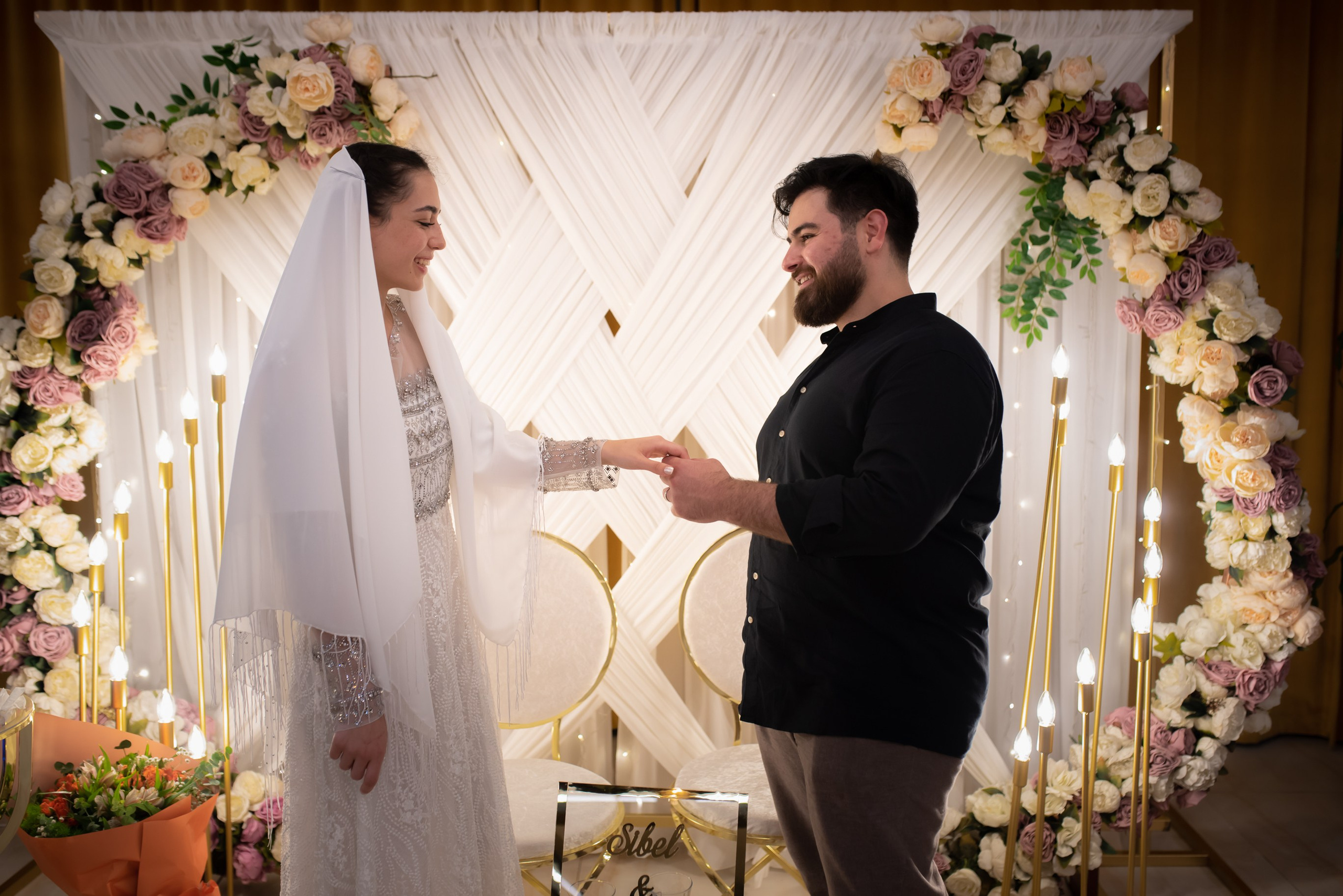 Первый танец молодожёнов на свадебном вечере, кафе с тёплым светом, атмосфера любви, фотограф Анталия