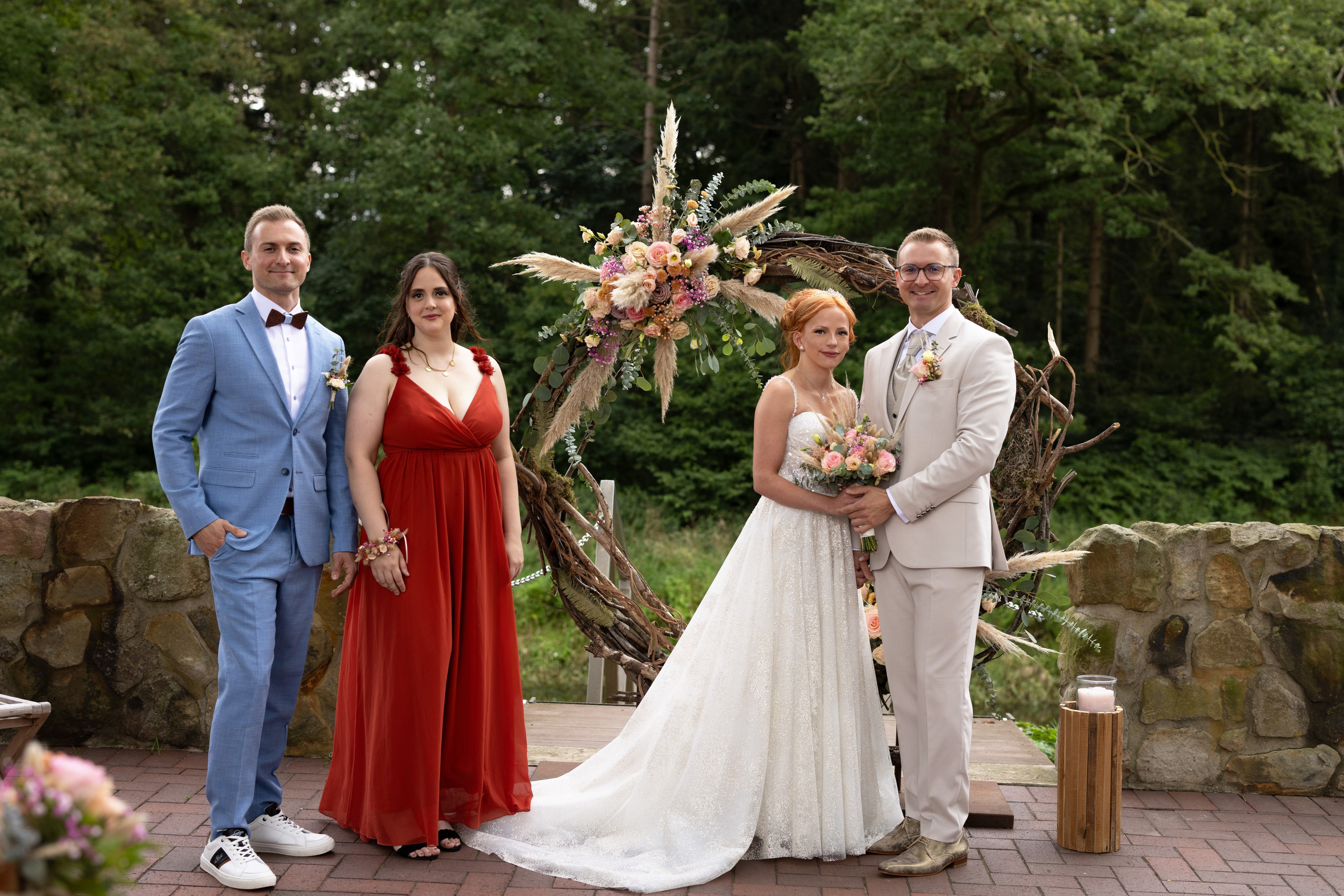 Braut Yvonne in ihrem eleganten Hochzeitskleid während der freien Trauung im Artland Kotten, Quakenbrück.“