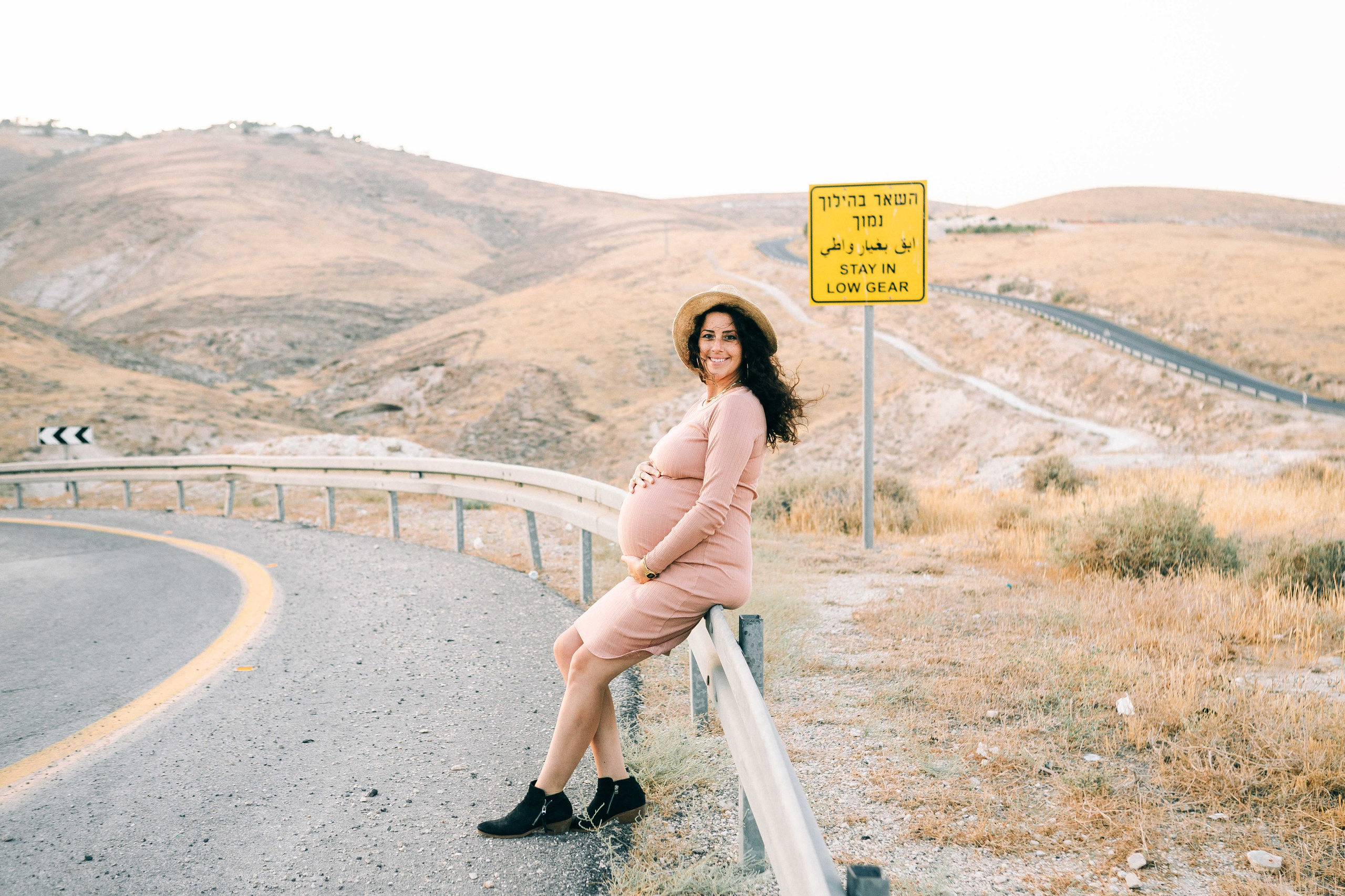 PREGNANT PHOTOSESSION IN THE DESERT. PHOTOGRAPHER IN ISRAEL
