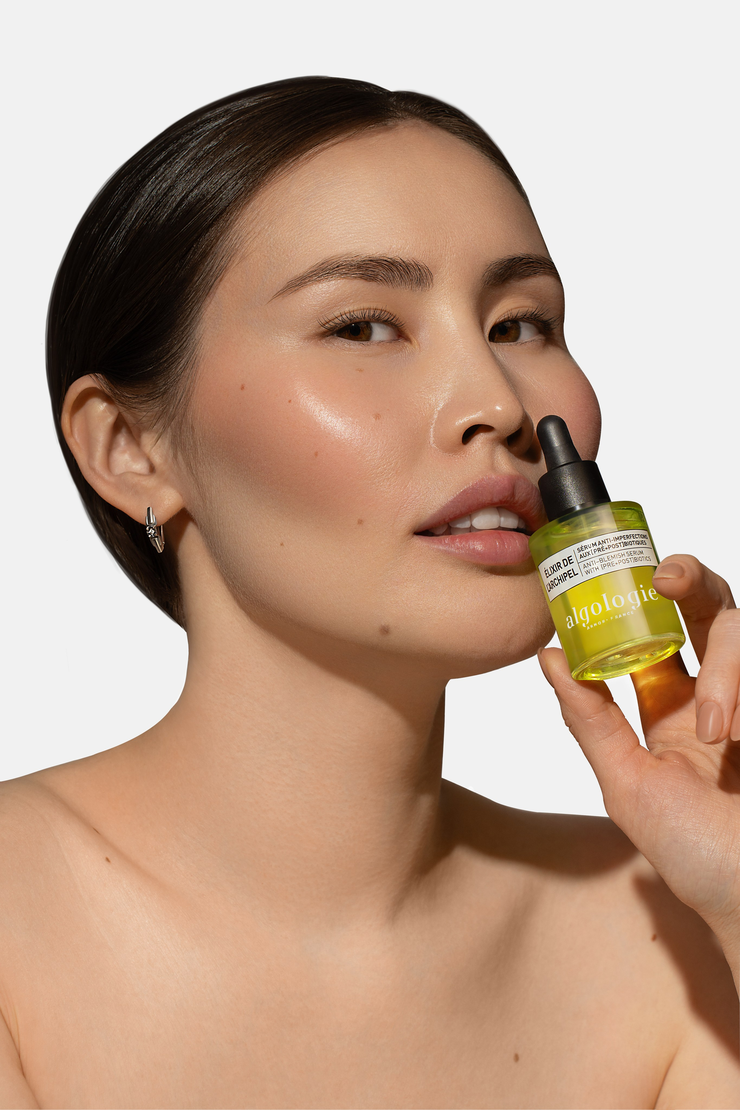 beauty retouching, portrait retouching, high-end skin retouch, natural skin texture, professional beauty retoucher, editorial retouching, retouching for photographers, makeup retouching, fashion photo editing, clean portrait retouch, commercial beauty retouching, realistic skin retouch