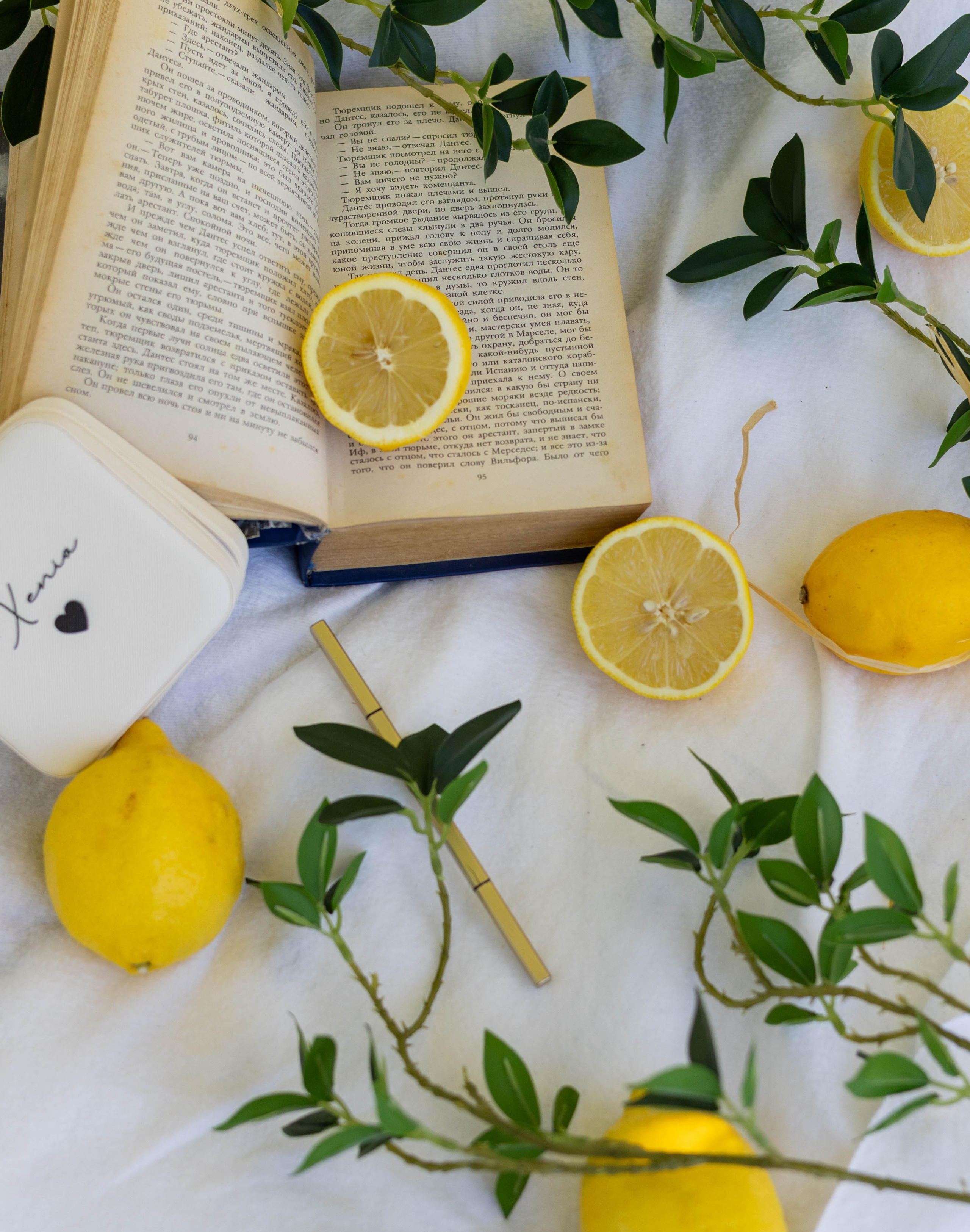 Динамичный кадр с разбросанными лимонами в студии