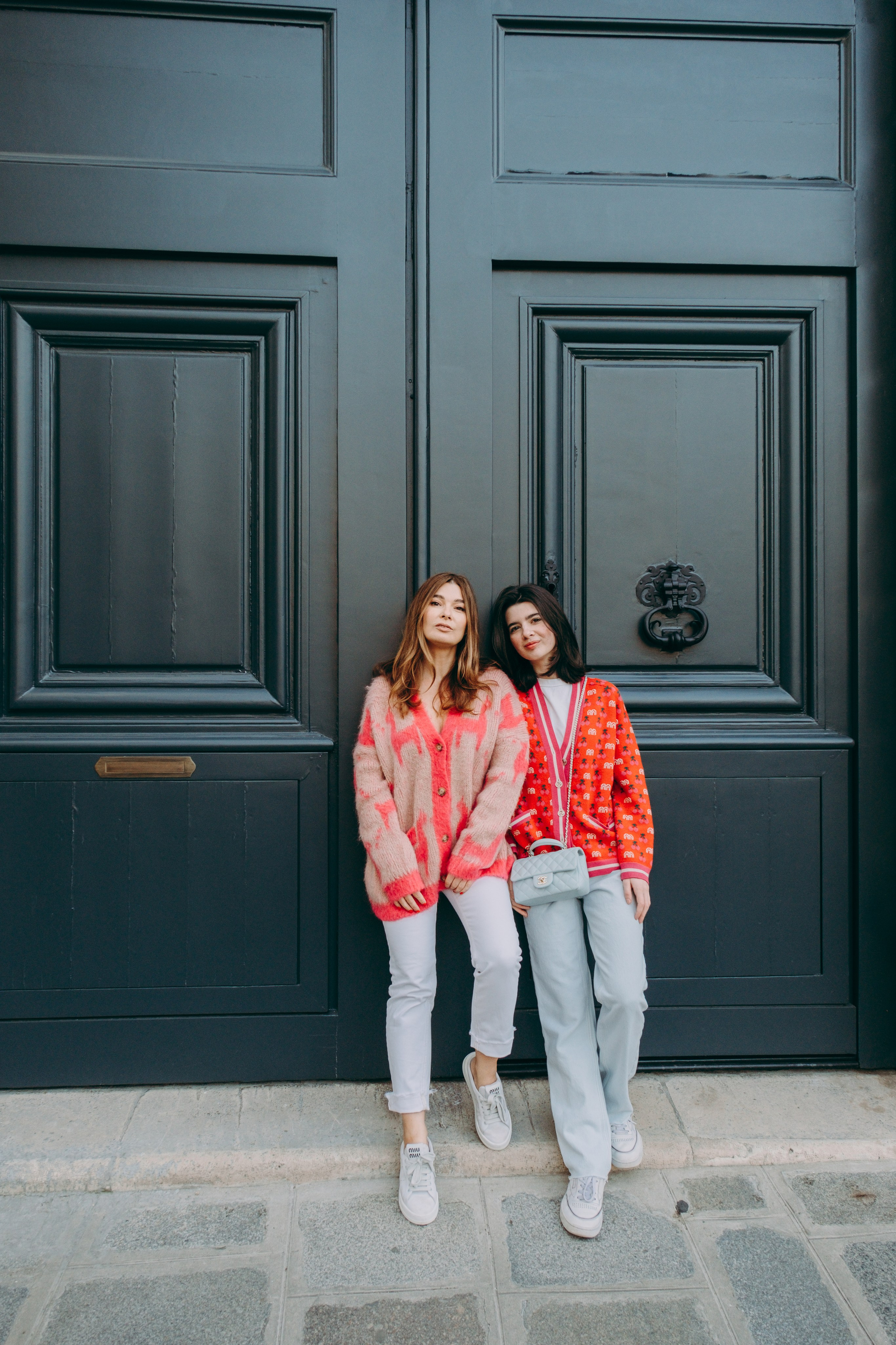 Julia with her adult daughter. Photographer in Paris Marina Chaput
