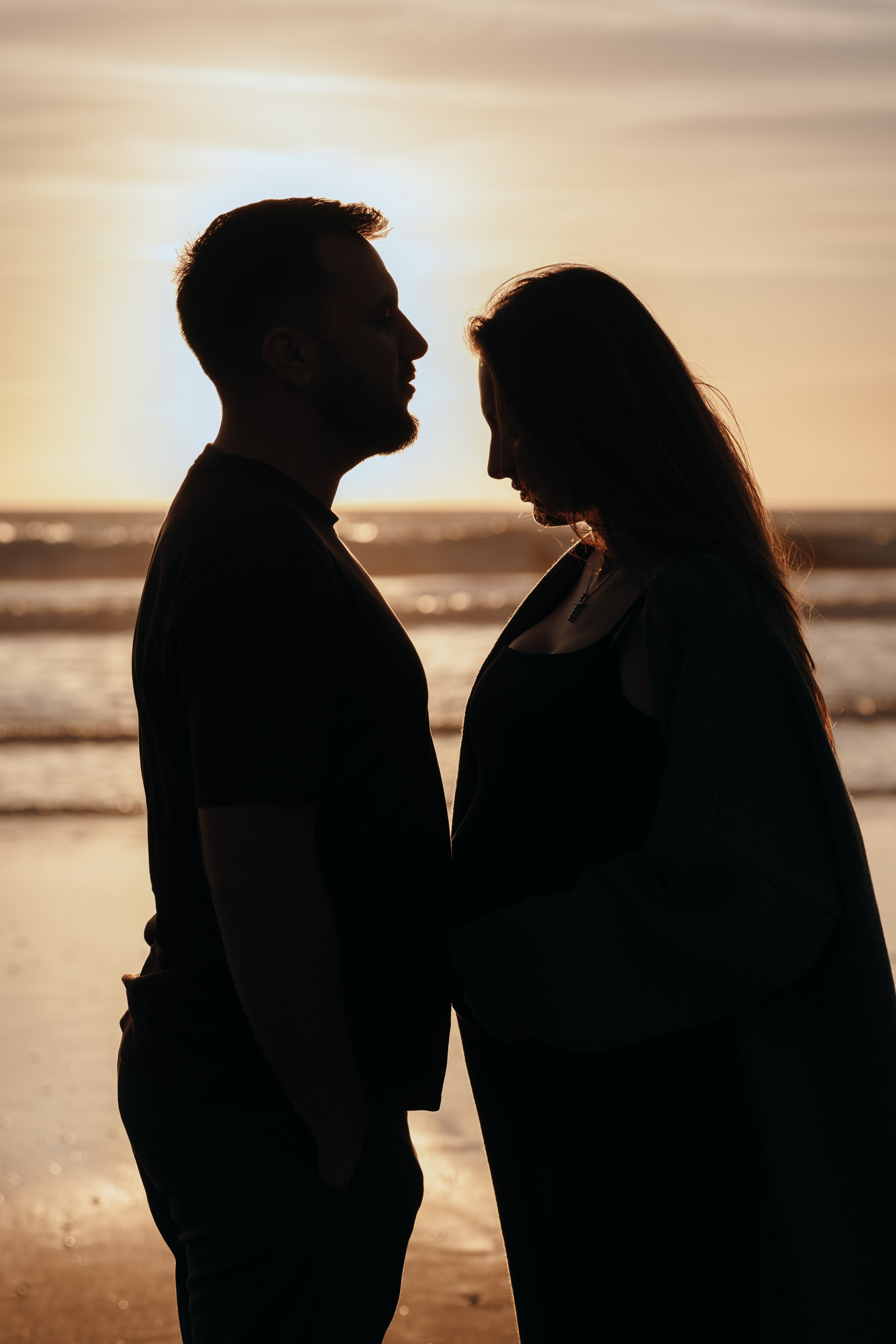 Sunset maternity photoshoot. Annah Louwagie — Lifestyle photographer for couples, families & brands | France & worldwide