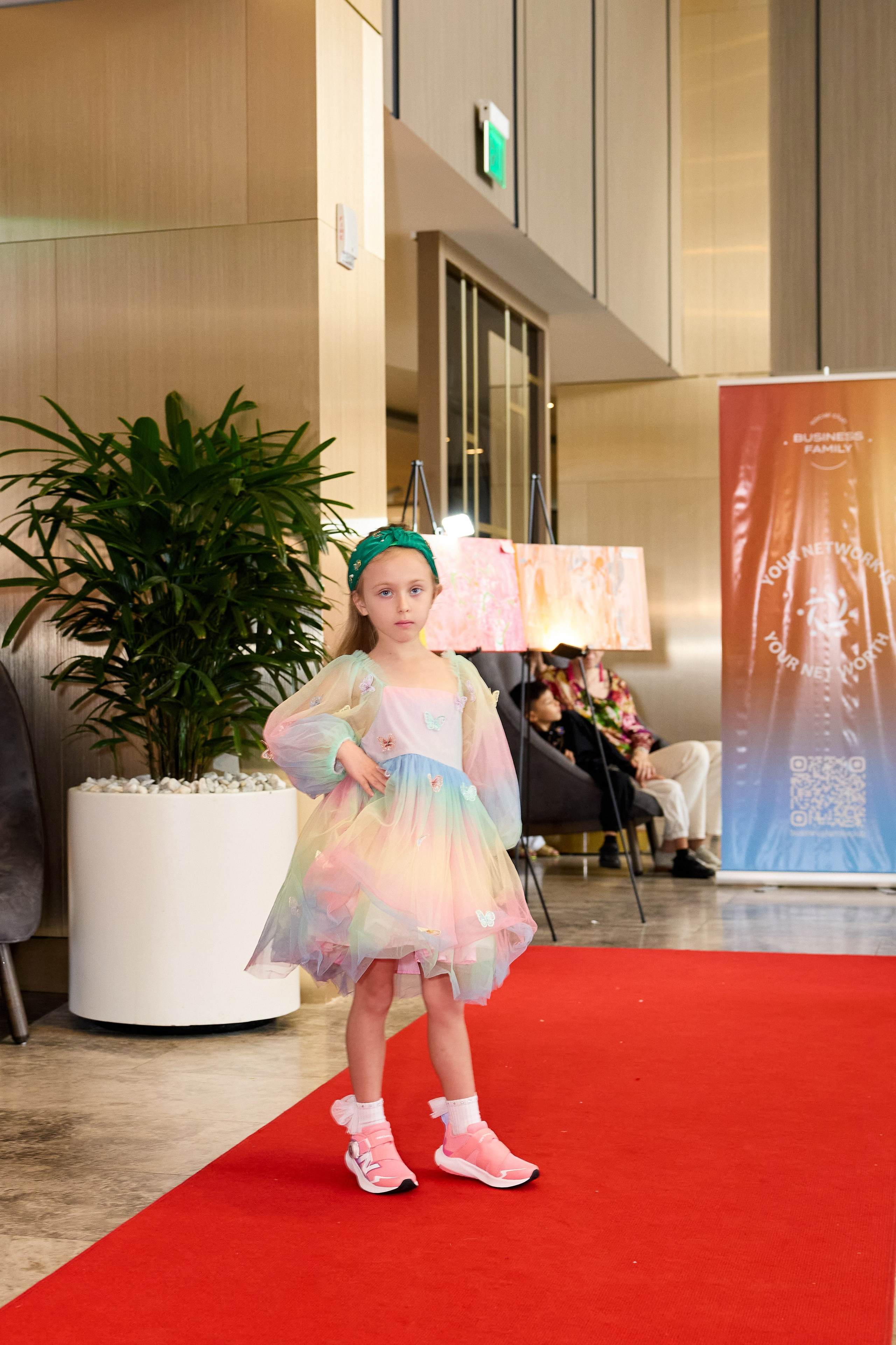 Авторская благотворительная художественная выставка Дианы Бортник. Фотограф Юлия Маковеева