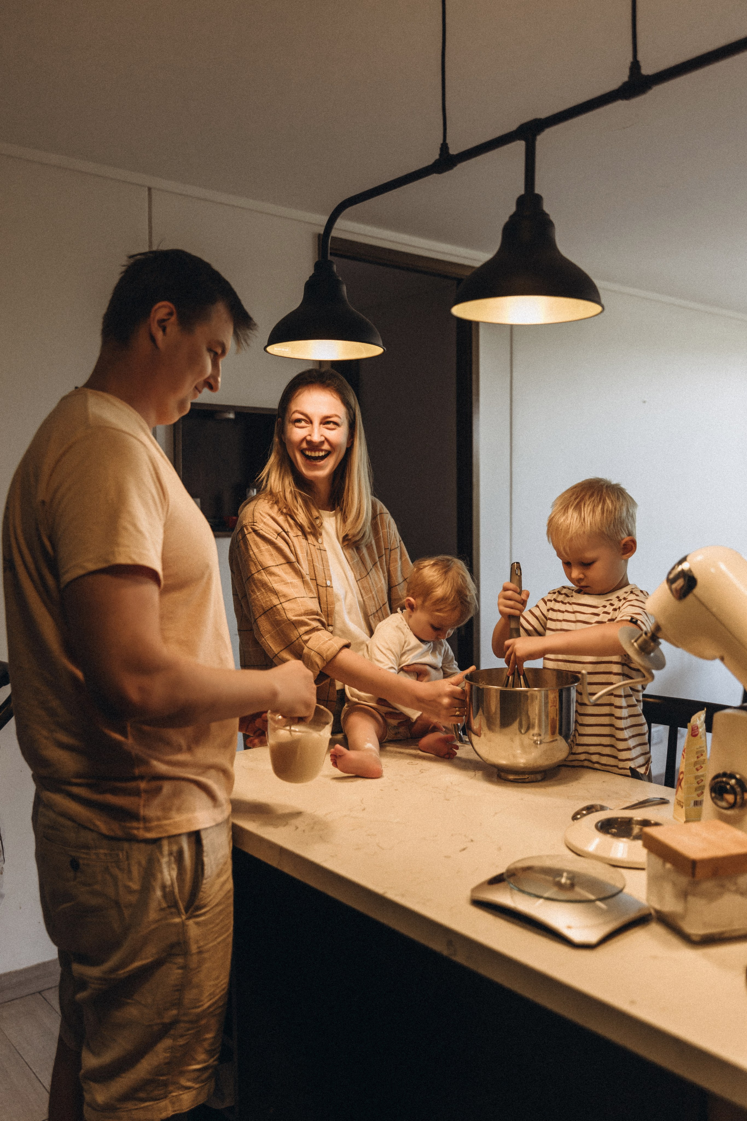 Lifestyle Family Photoshoot at Home — Cozy & Authentic Moments. Photographer in Santiago, Chile Anna Almazova
