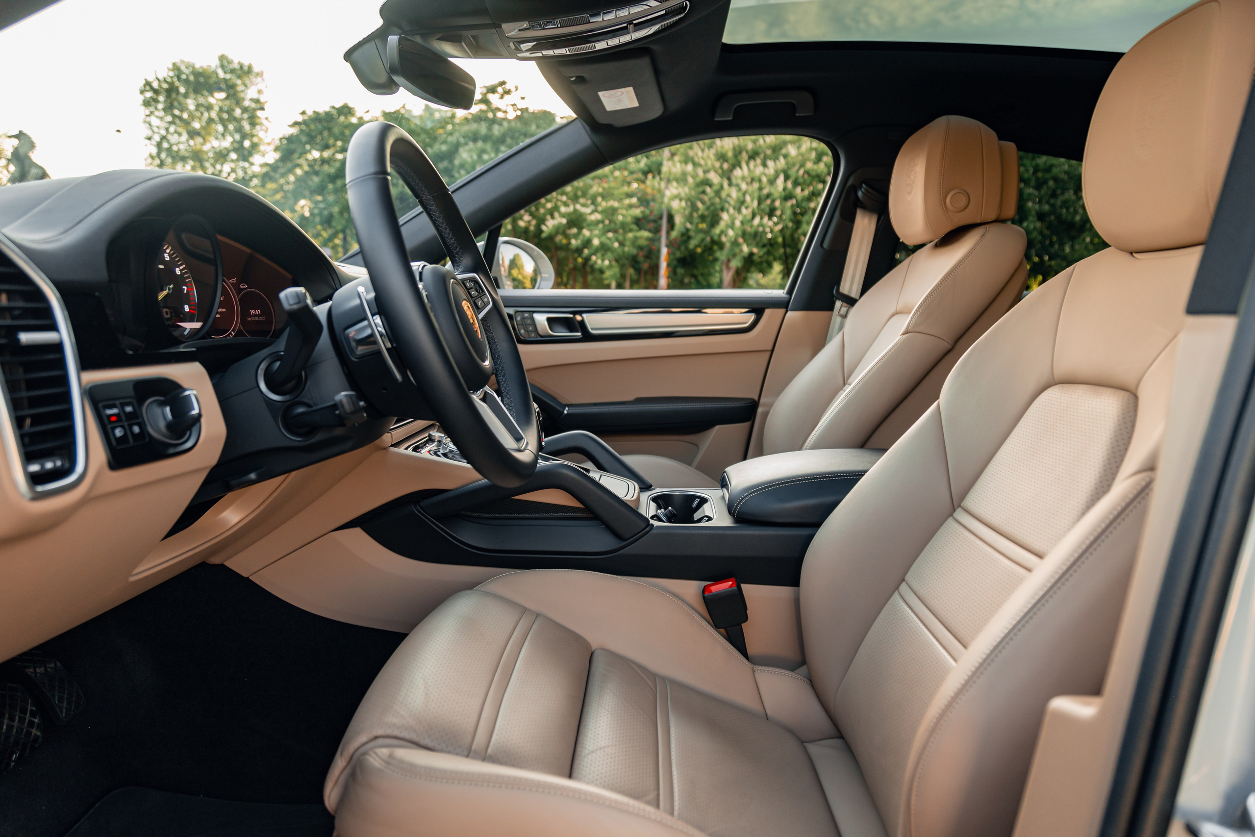 Porsche Cayenne E-Hybrid. Photographer in Paris — Vitalii Motruk