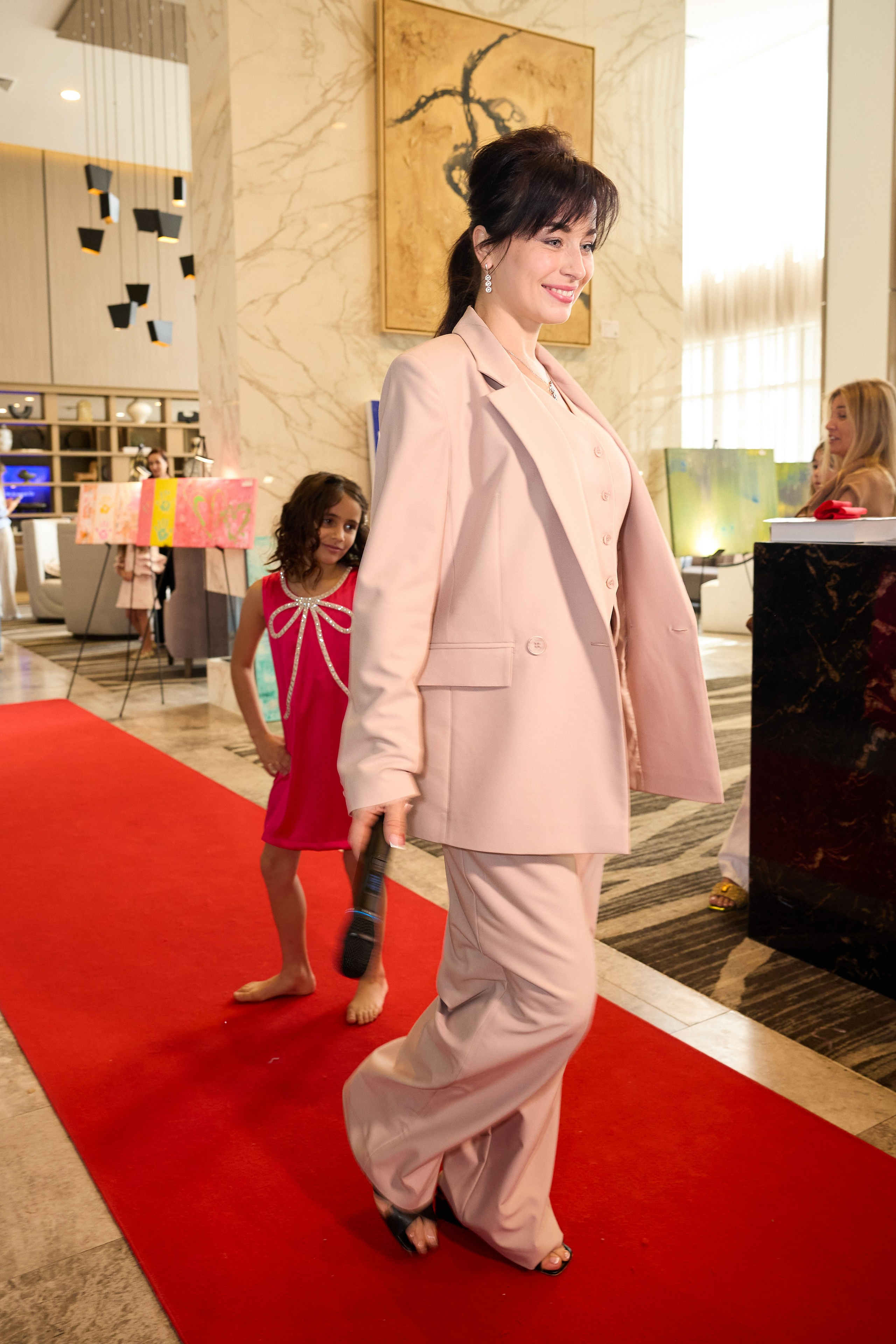 Авторская благотворительная художественная выставка Дианы Бортник. Фотограф Юлия Маковеева