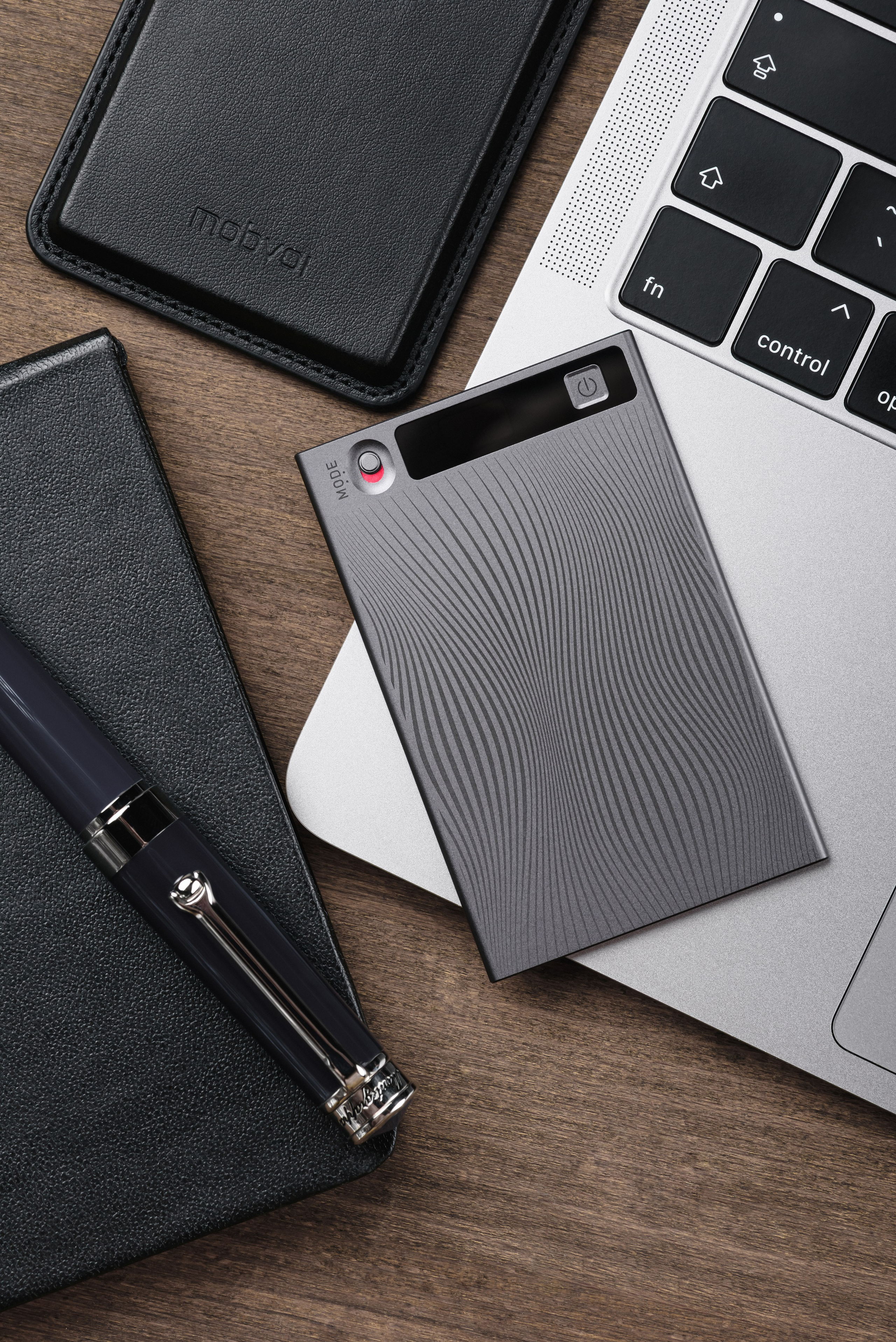 Mobvoi - TicNote. Fotogrāfs Rīgā. Gīmenes, individuālās un dažādu produktu fotosesijas