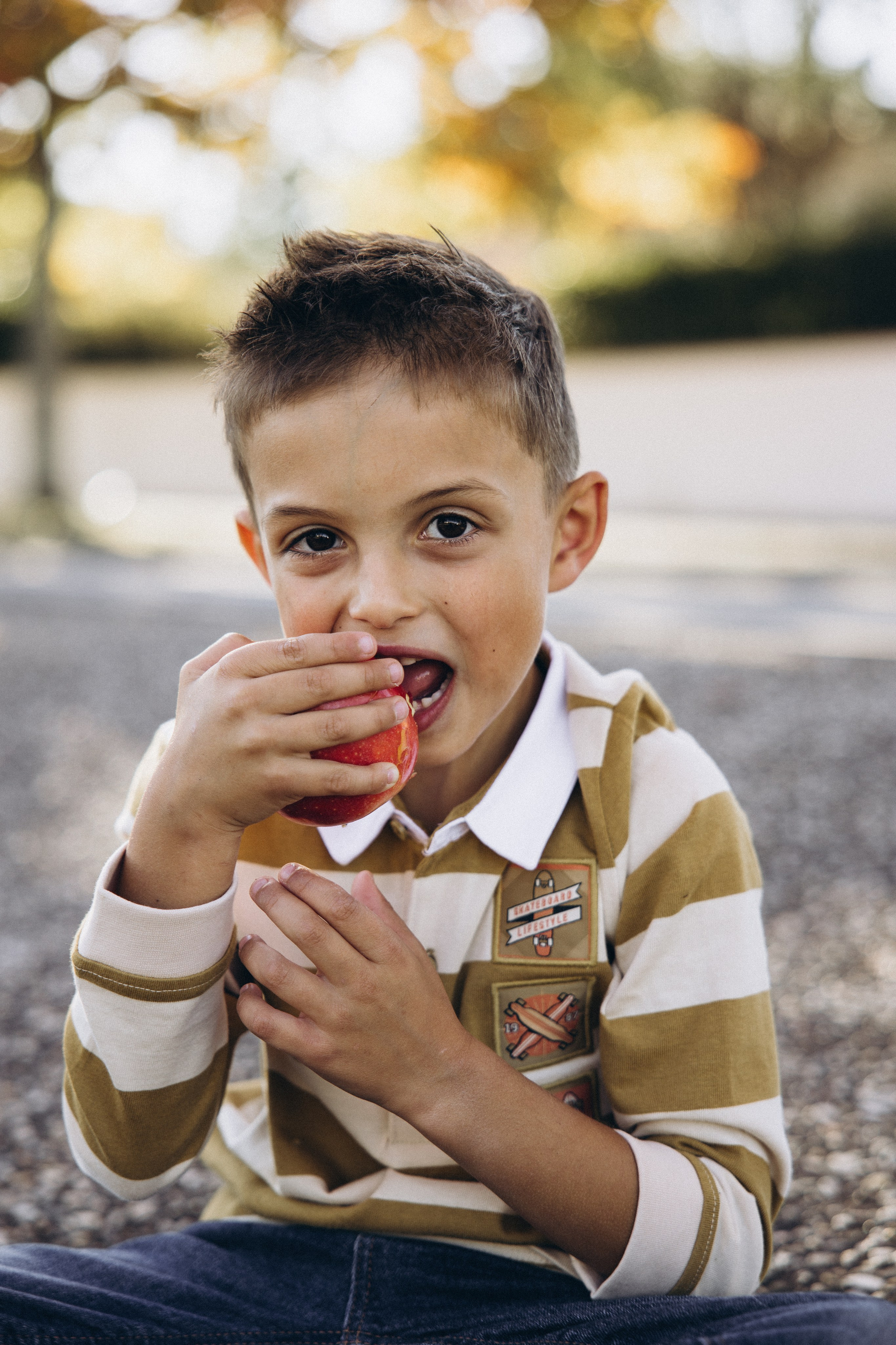 Autumn mother-son family photoshoot in Toulouse. Eugénie Smirnova — your photographer in Toulouse and southwest France