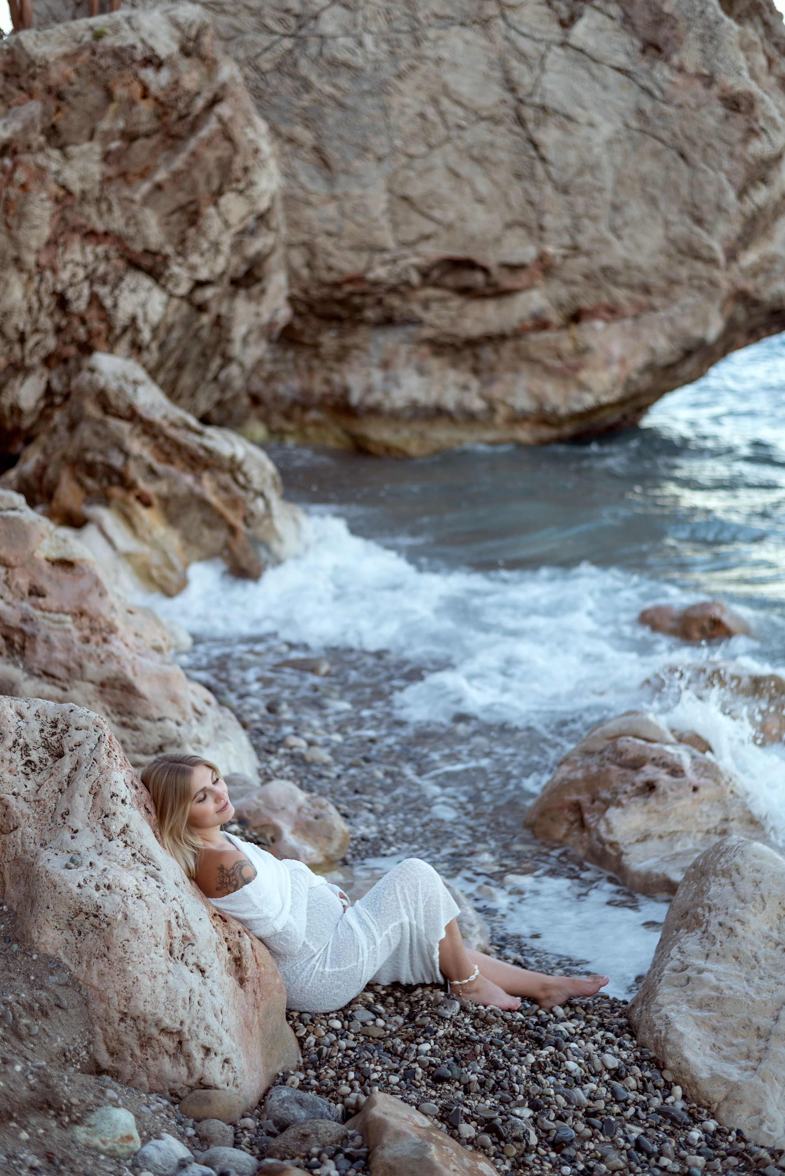 Фотосессия беременности на диком пляже в Кемере