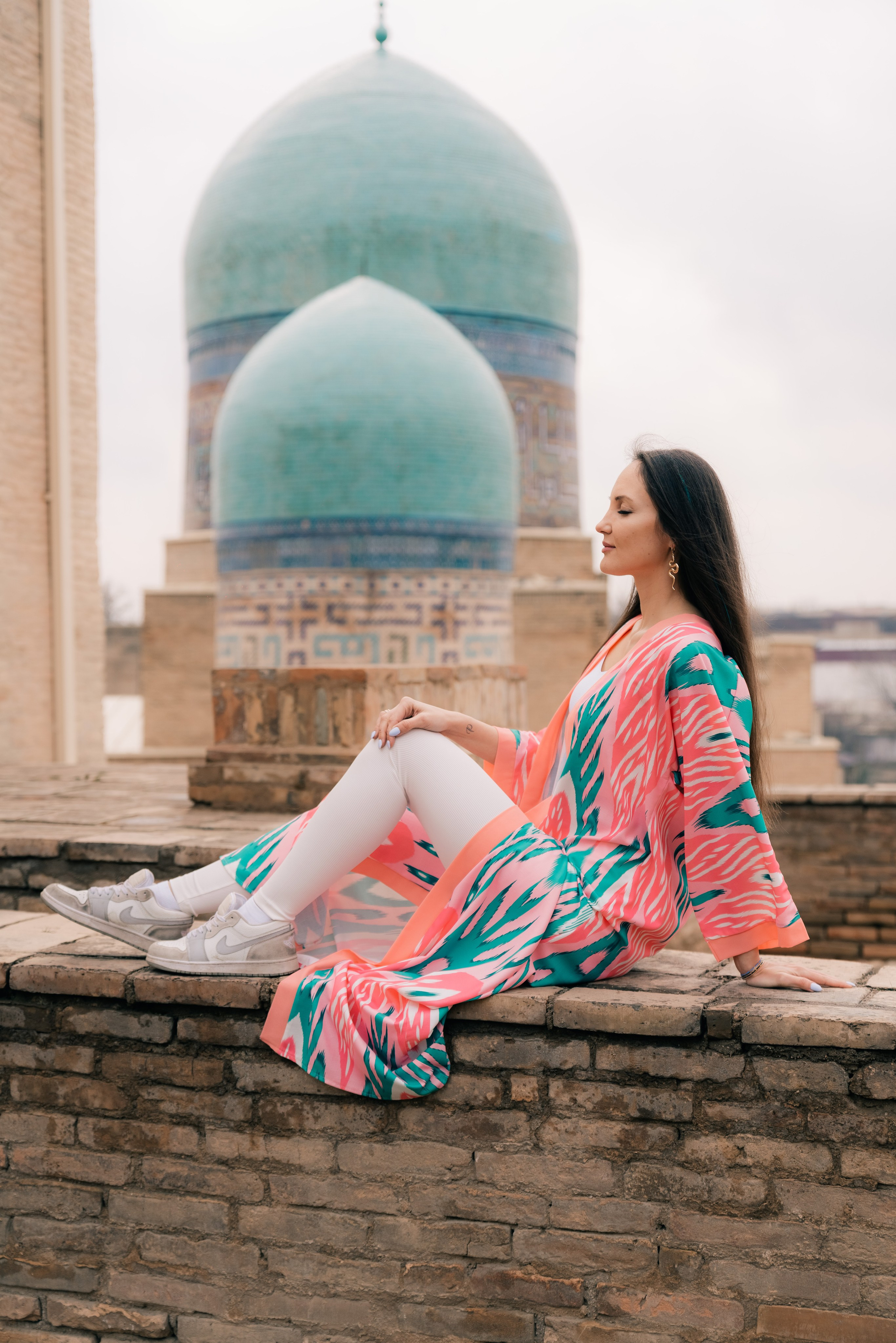 Photoshoot in a robe in Samarkand: Unique Shots with the Shah-i-Zinda. Photographer in Uzbekistan and Samarkand Djasur Marupov