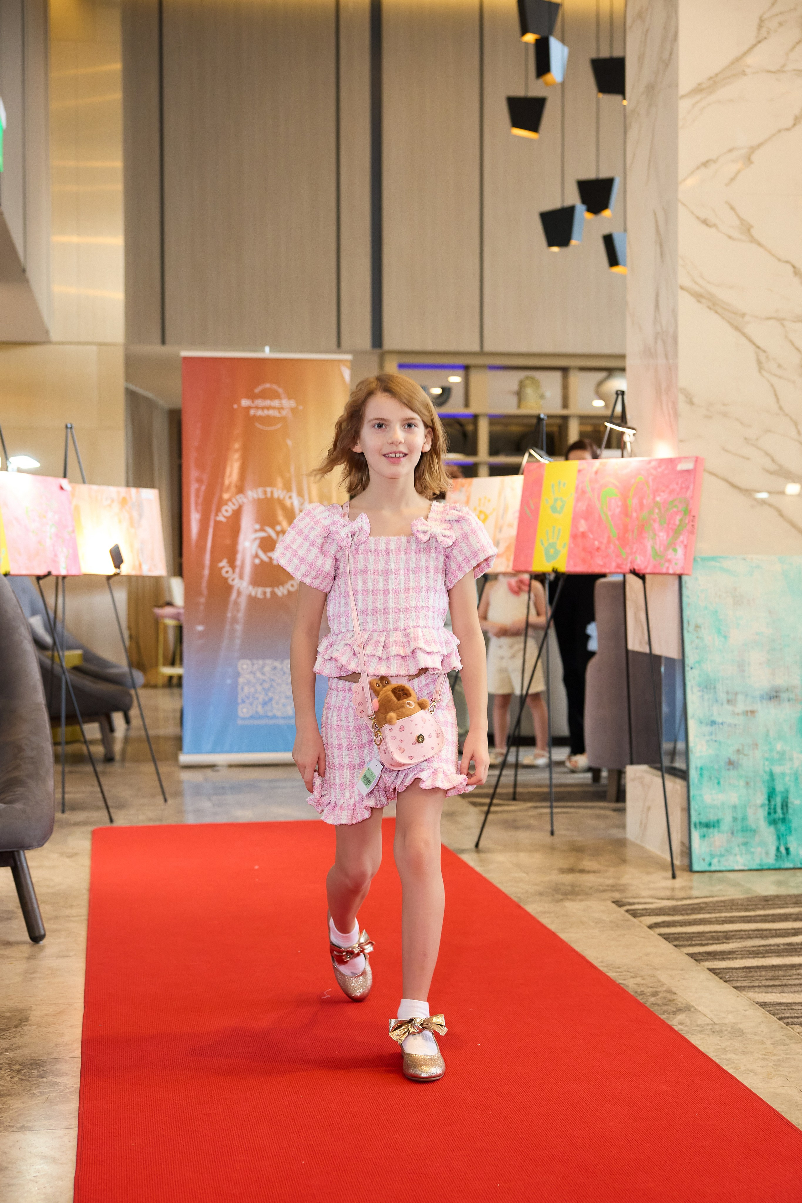 Авторская благотворительная художественная выставка Дианы Бортник. Фотограф Юлия Маковеева