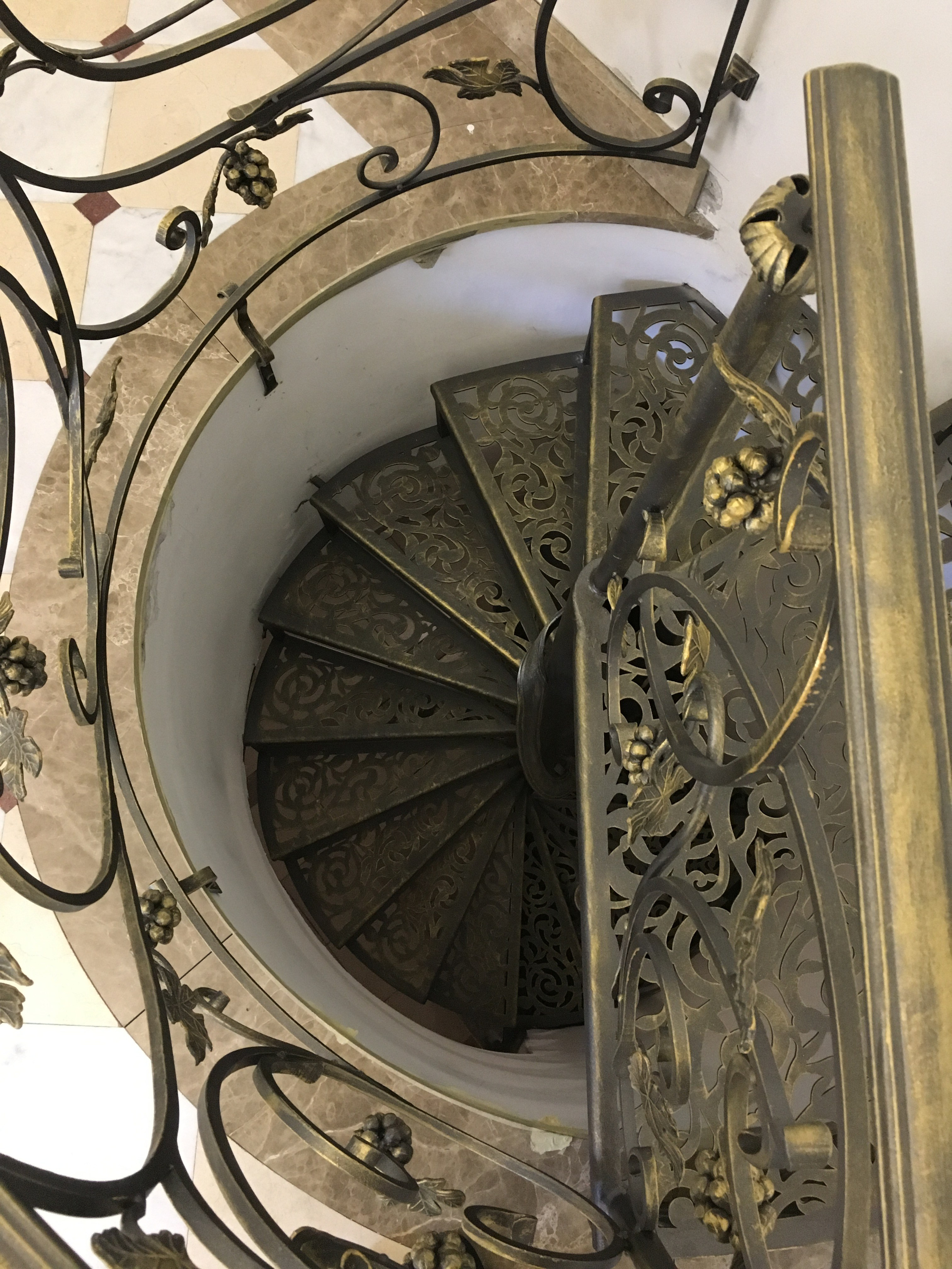 Винтовая лестница в крипту. Скульптор кузнец Мария Тарлецкая