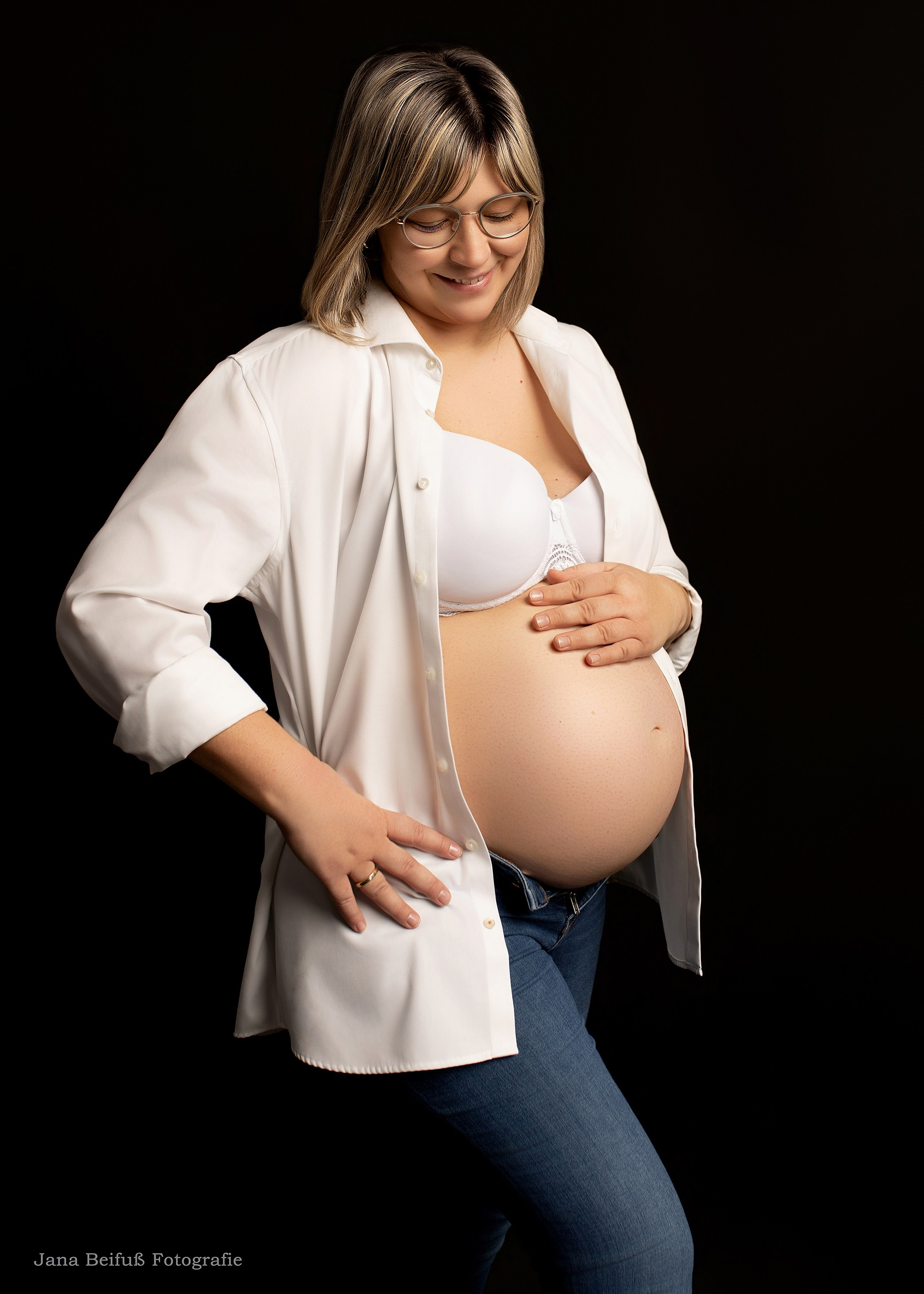 Werdende Mama beim Babybauchshooting bei Jana Beifuß Fotografie in Weißenhorn bei Ulm und Umgebung Krumbach Neu-Ulm Senden Vöhringen Illertissen